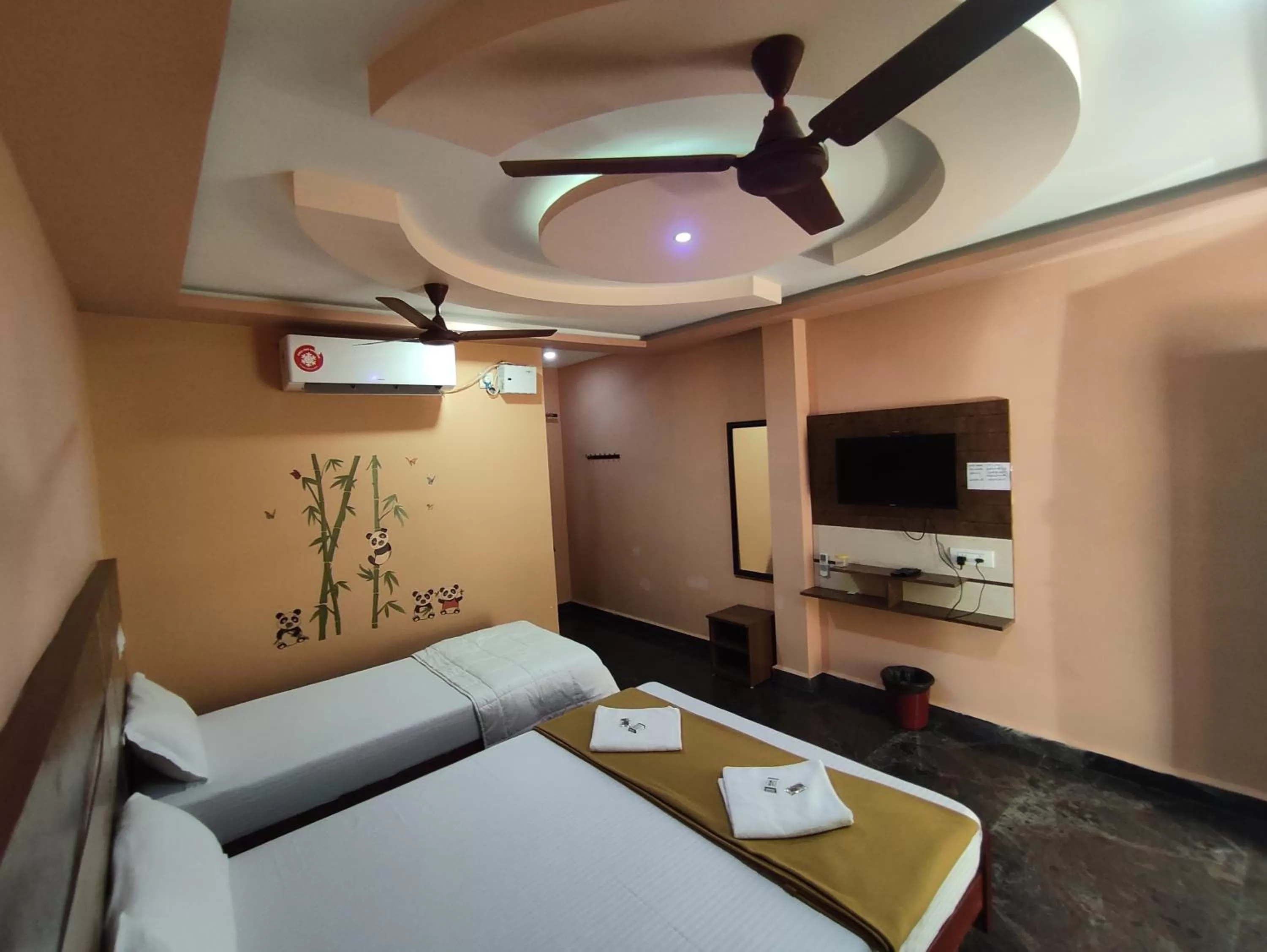 Bed in Sri Murugan Beach Paradise Hotel