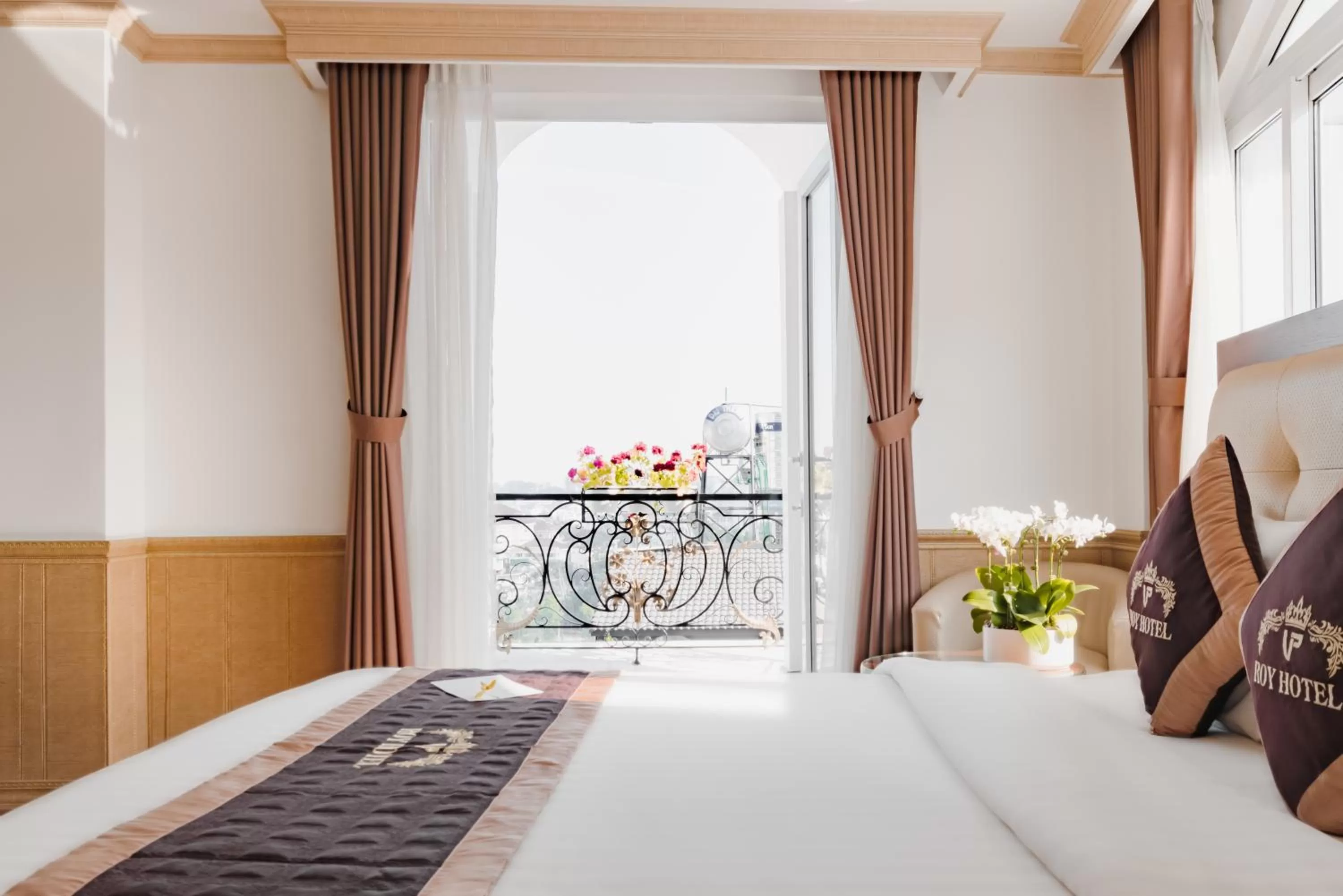 Deluxe King Room in Roy Dala Hotel