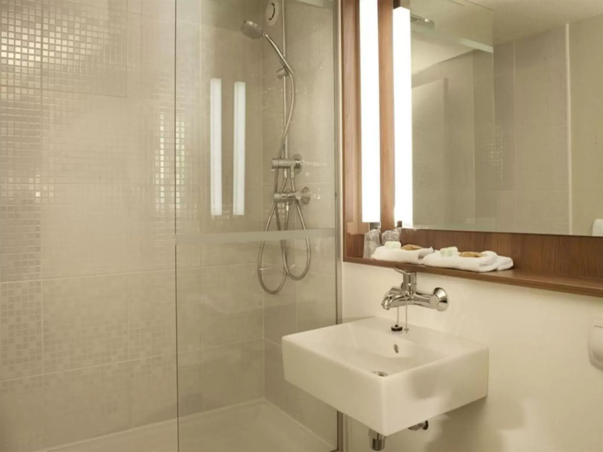 Shower, Bathroom in Campanile Auxerre - Monéteau