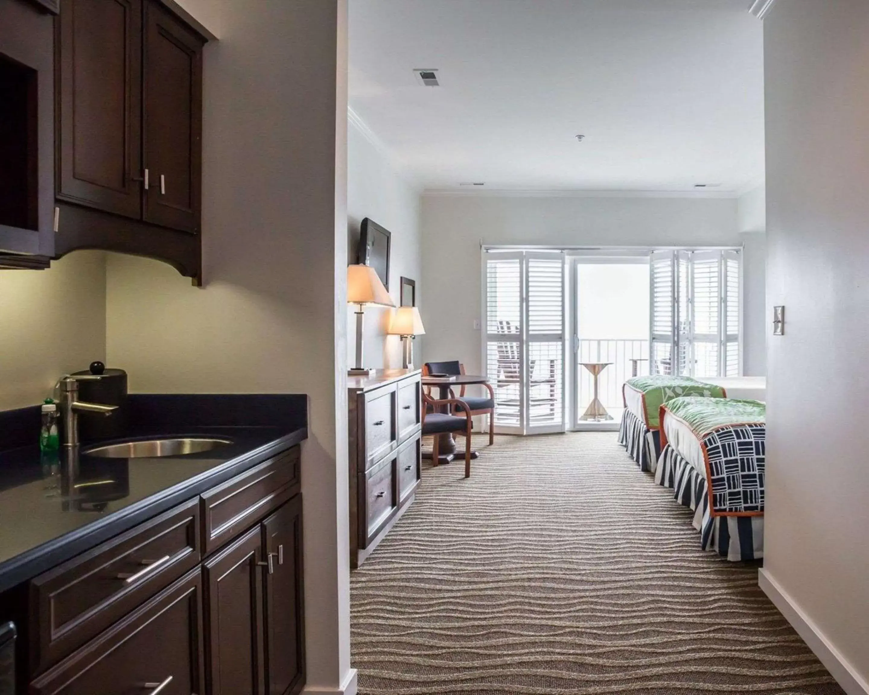 Photo of the whole room, Kitchen/Kitchenette in Island Inn & Suites, Ascend Hotel Collection