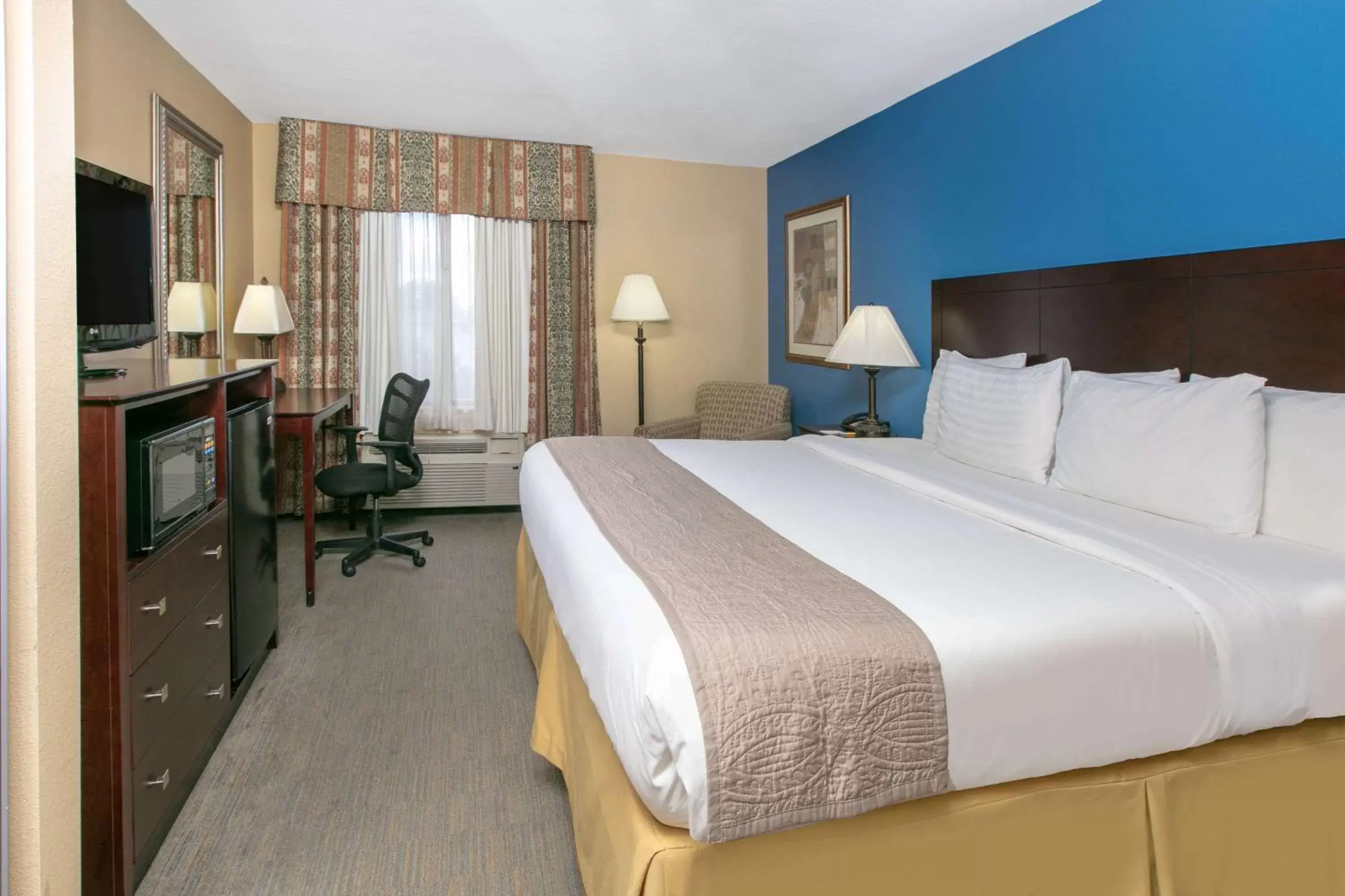 Photo of the whole room, Bed in Days Inn by Wyndham Tulsa Central