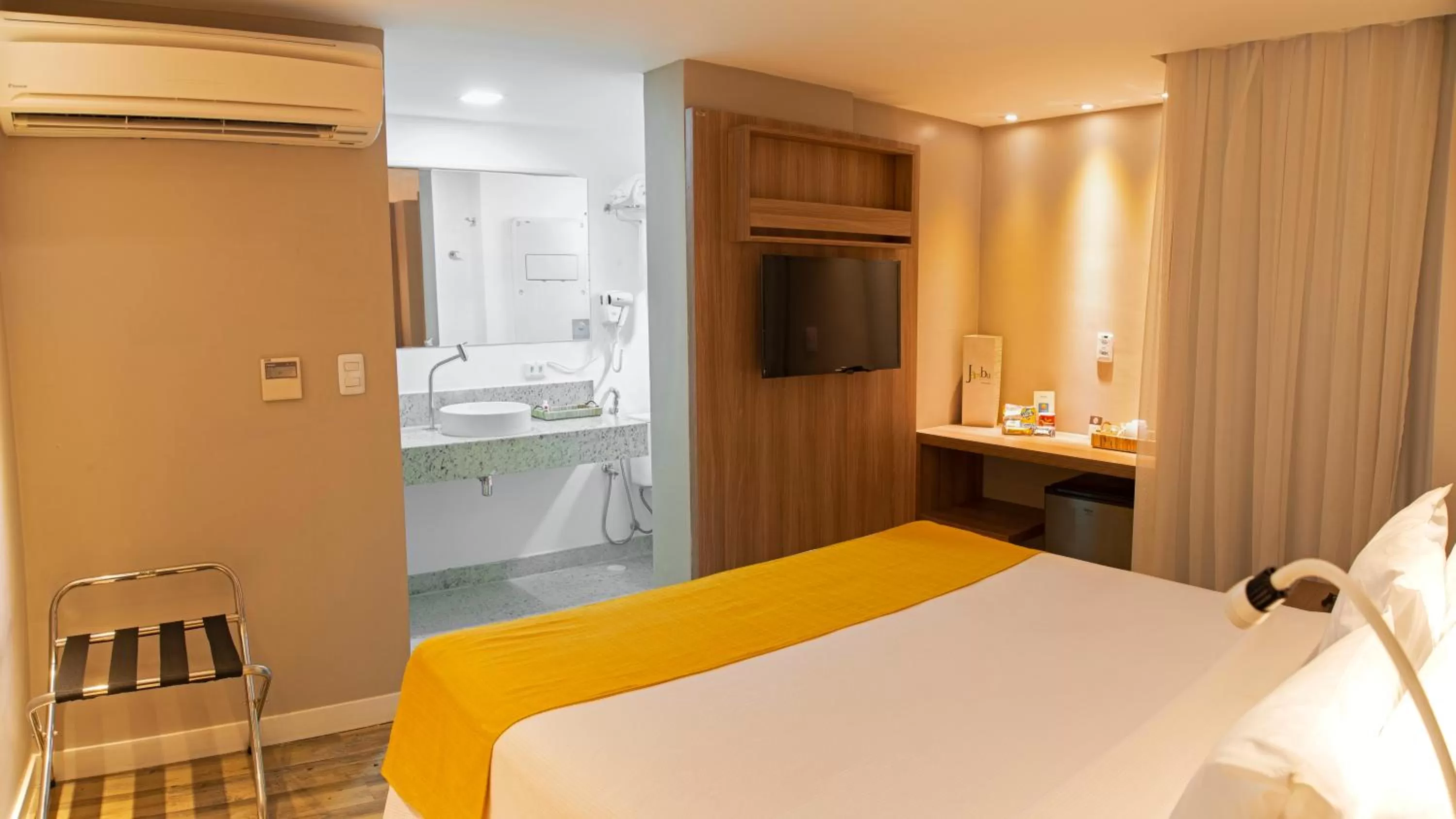 Bathroom, Bed in Comfort Hotel Maceió