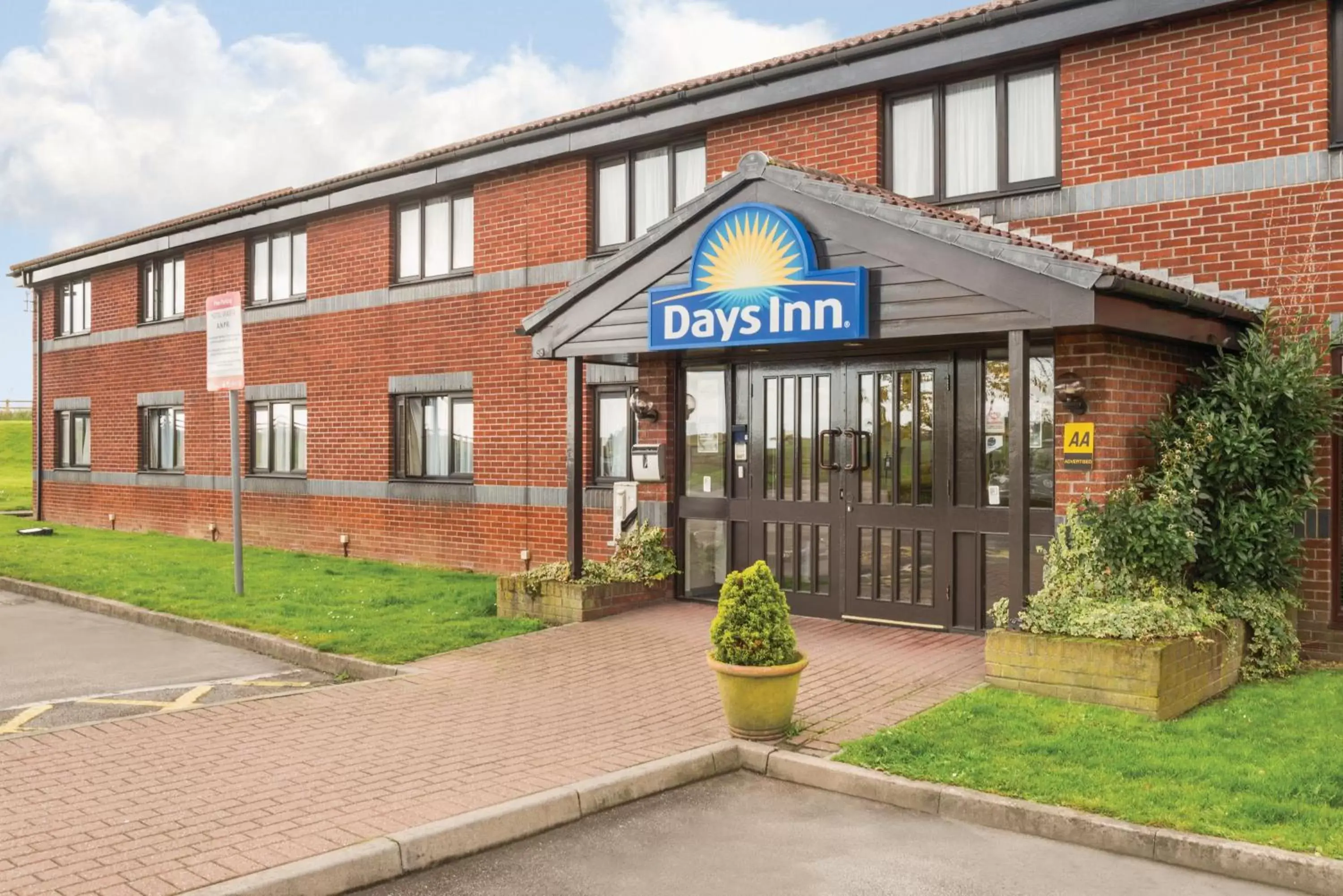 Facade/entrance in Days Inn Hotel Sheffield South