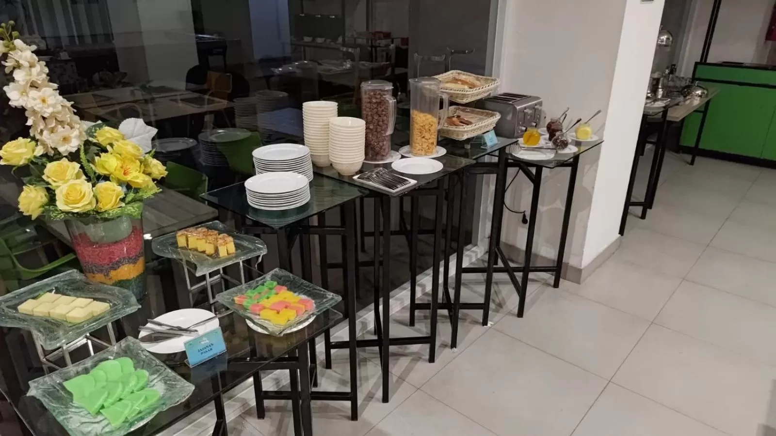 Restaurant/places to eat in KHAS Makassar Hotel