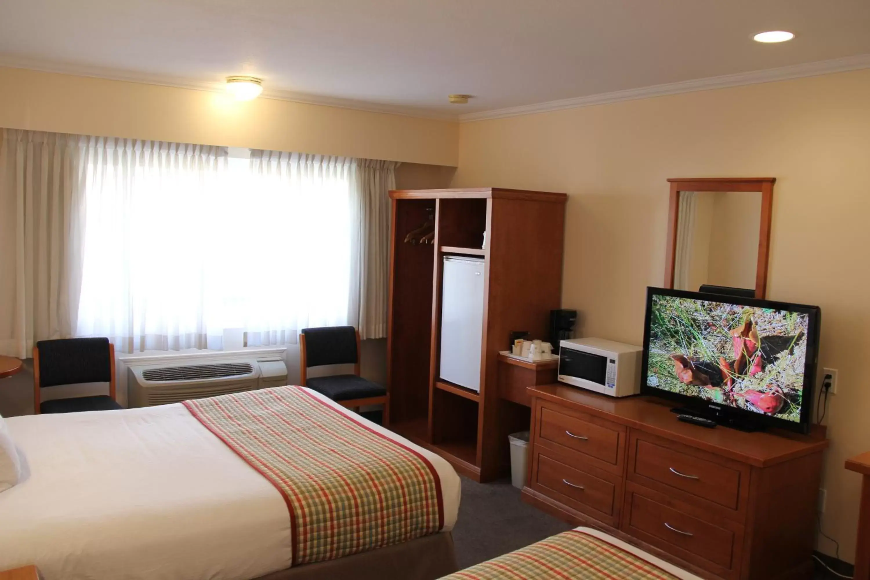 Bed, TV/Entertainment Center in Travelodge by Wyndham Kamloops