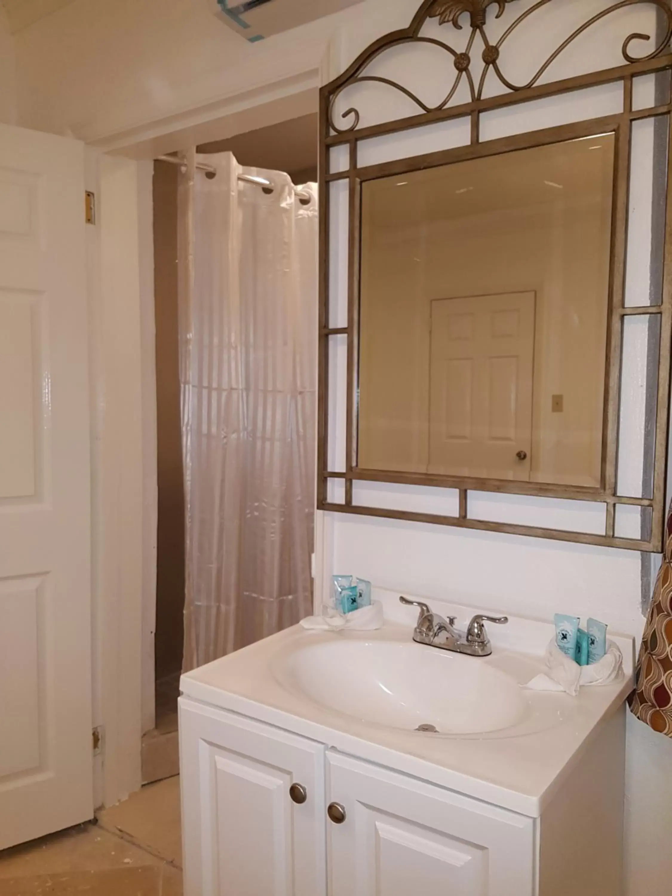 Bathroom in Golden Palm B & B