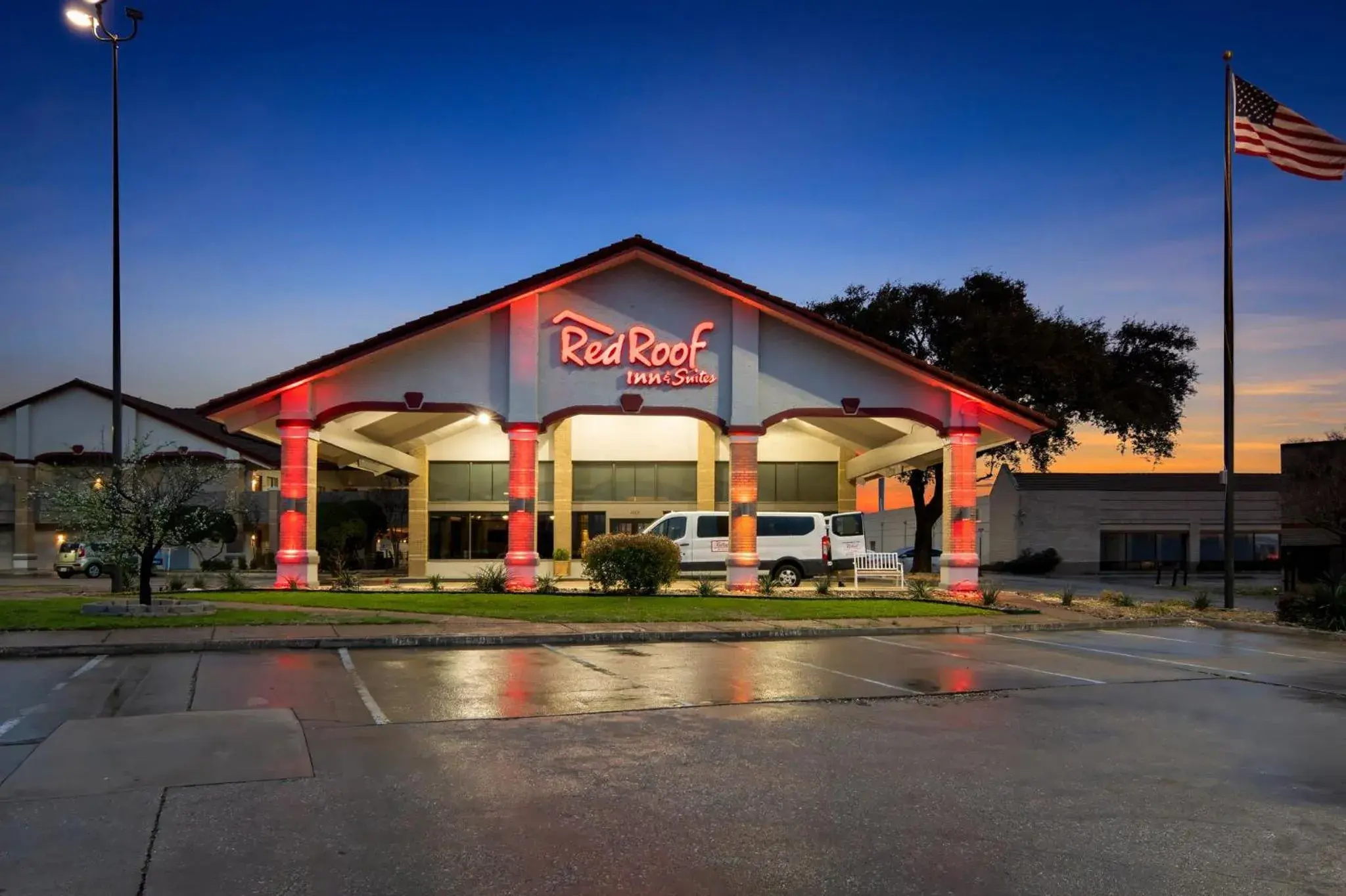 Property Building in Red Roof Inn & Suites Irving - DFW Airport South