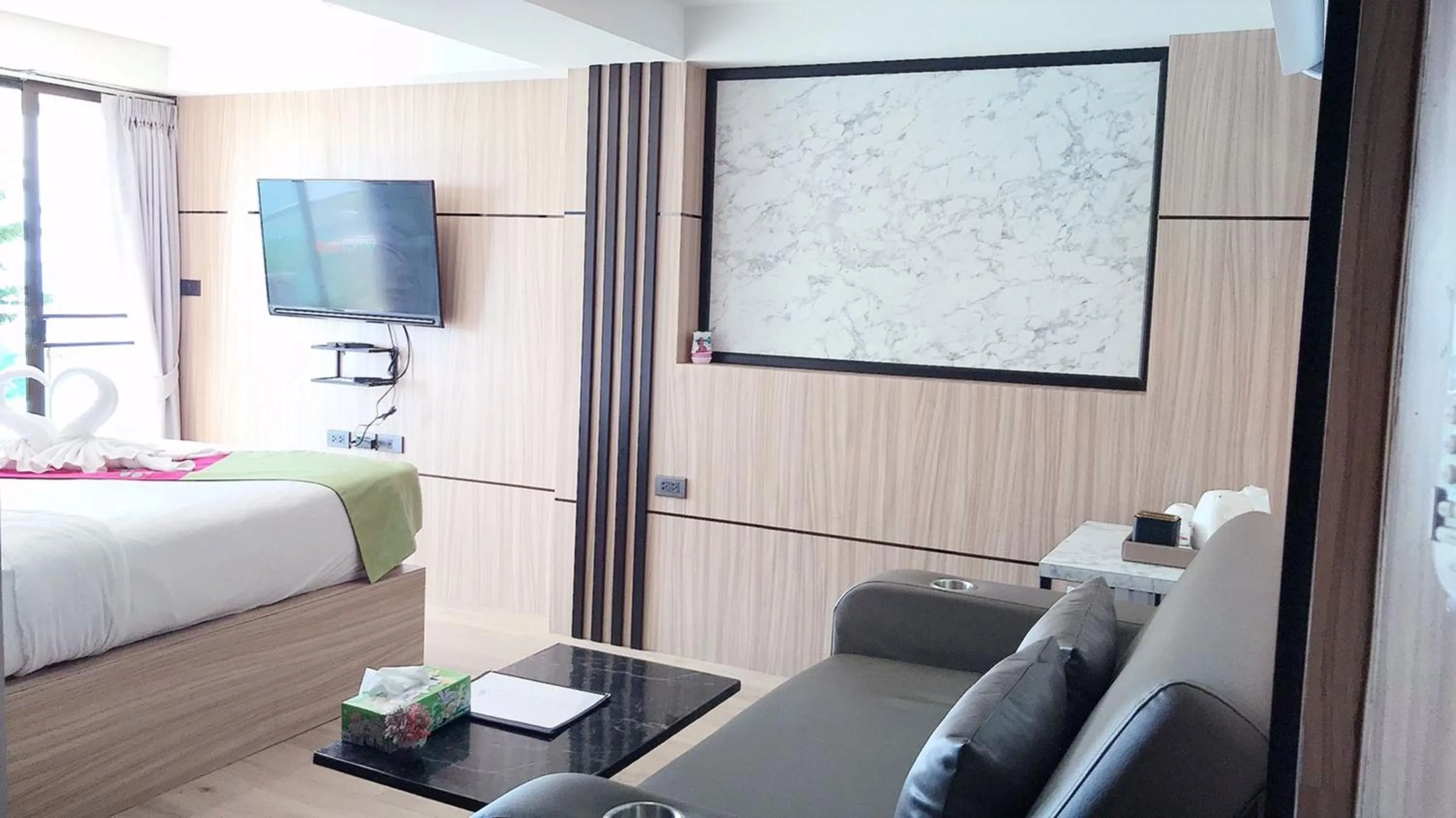 Photo of the whole room, Bed in Cliff Lanta Suite-Koh Lanta Krabi