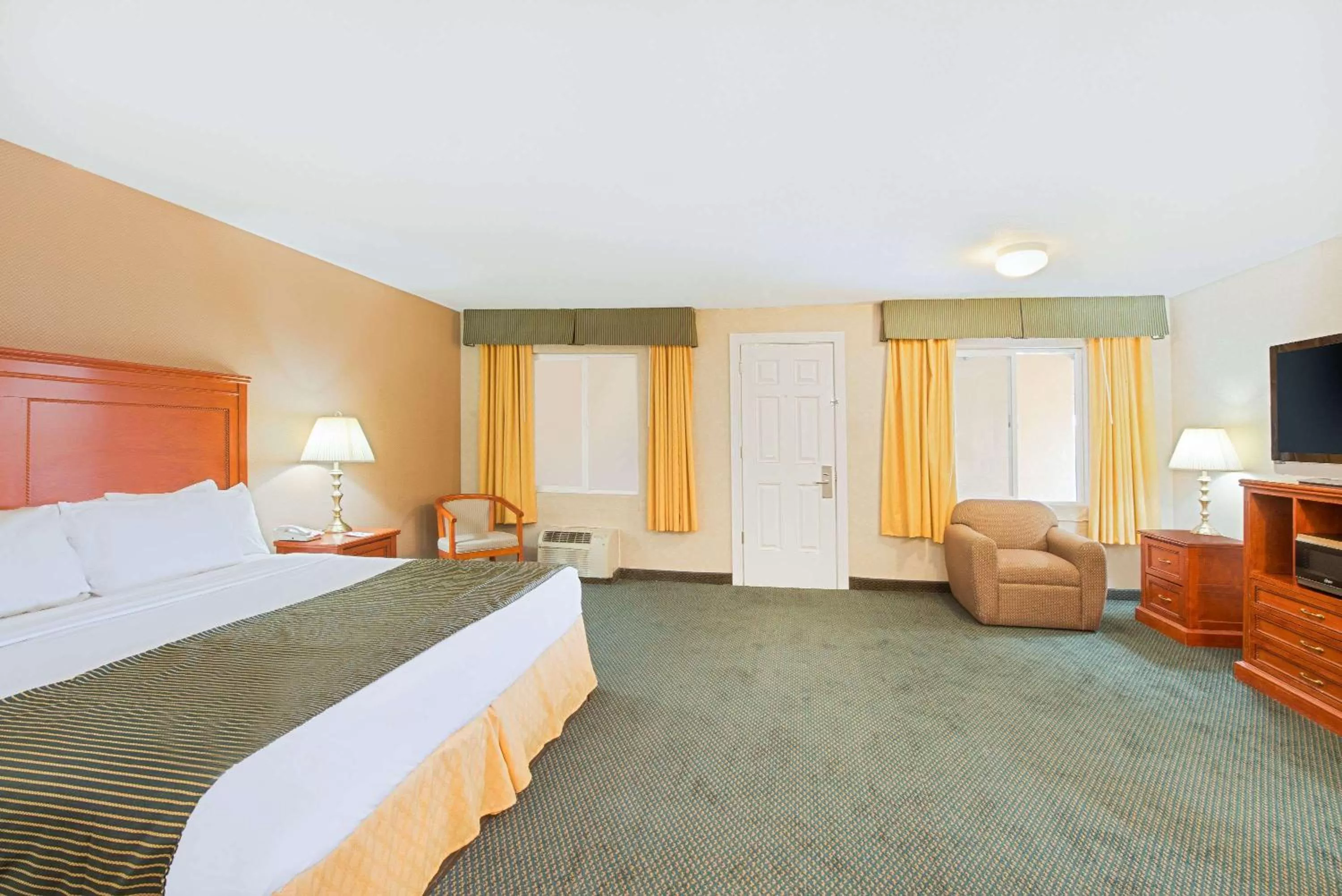 Photo of the whole room, Bed in Ramada by Wyndham Flagstaff East