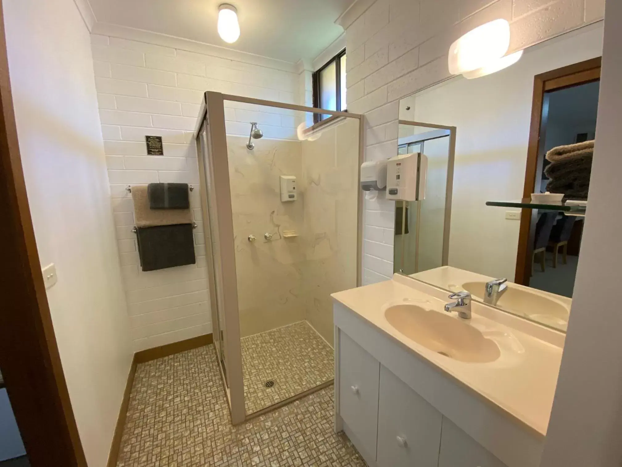 Bathroom in Orana Motor Inn