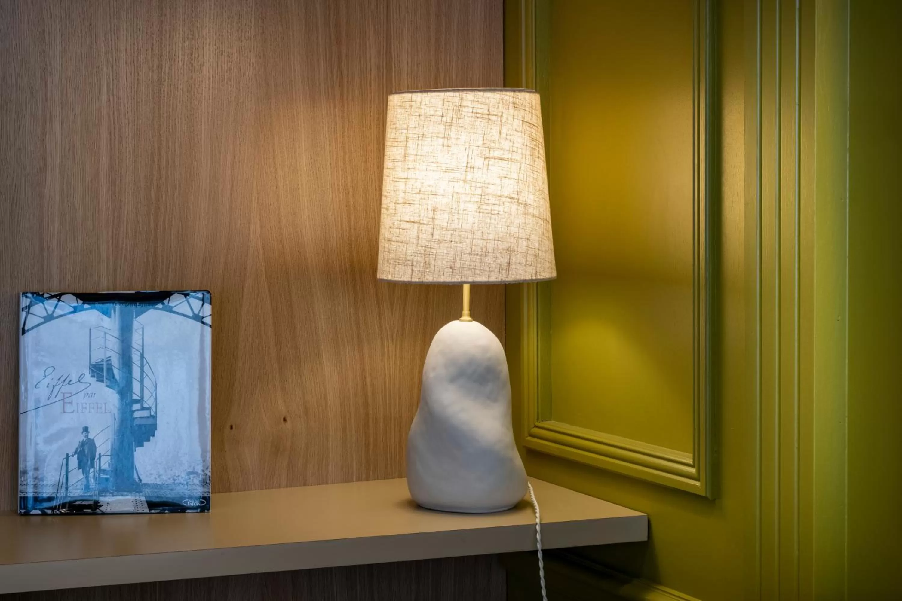 Communal lounge/ TV room in Hôtel De La Paix