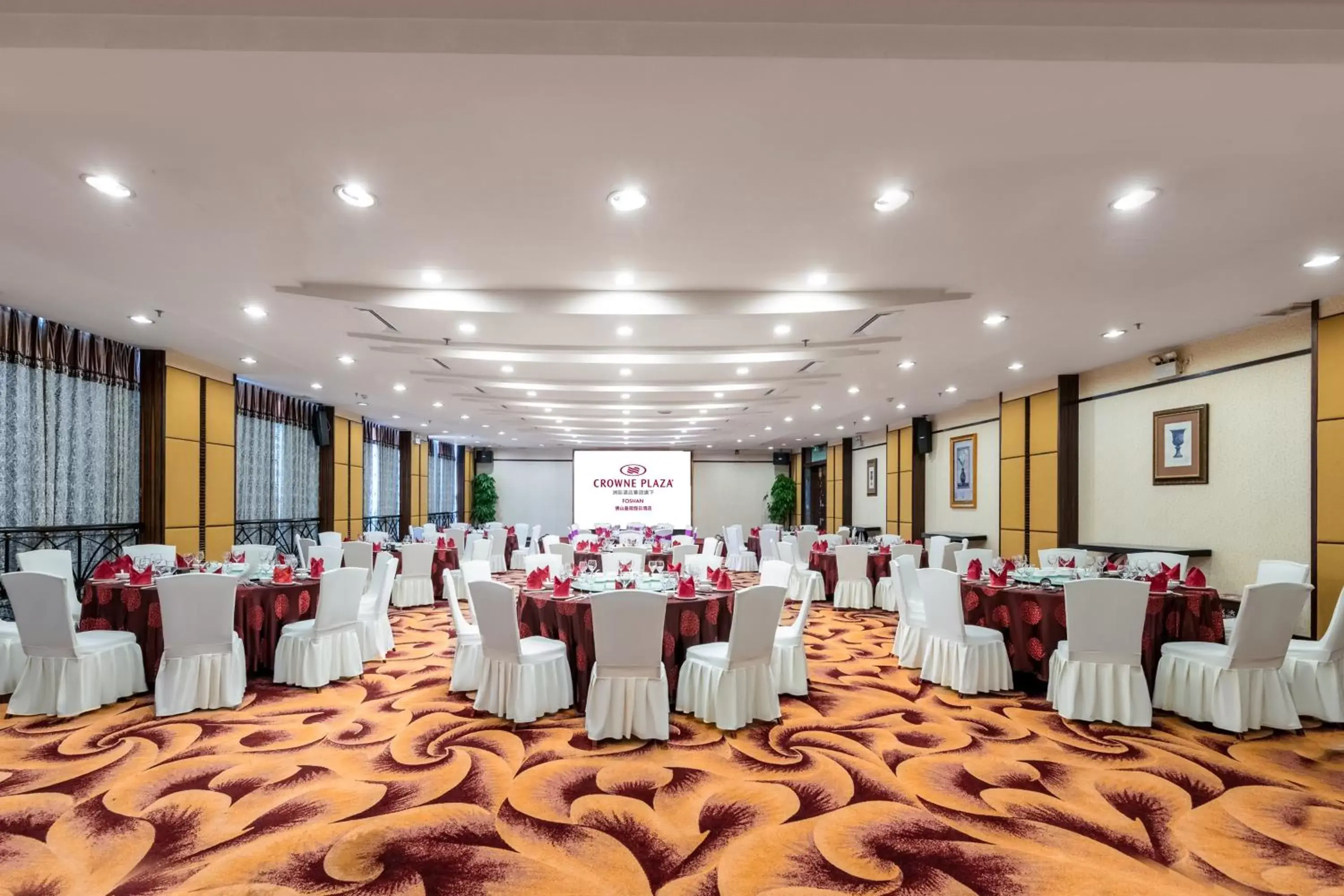 Banquet/Function facilities, Banquet Facilities in Crowne Plaza Foshan, an IHG Hotel - Exclusive bus stations for HKSAR round-trips