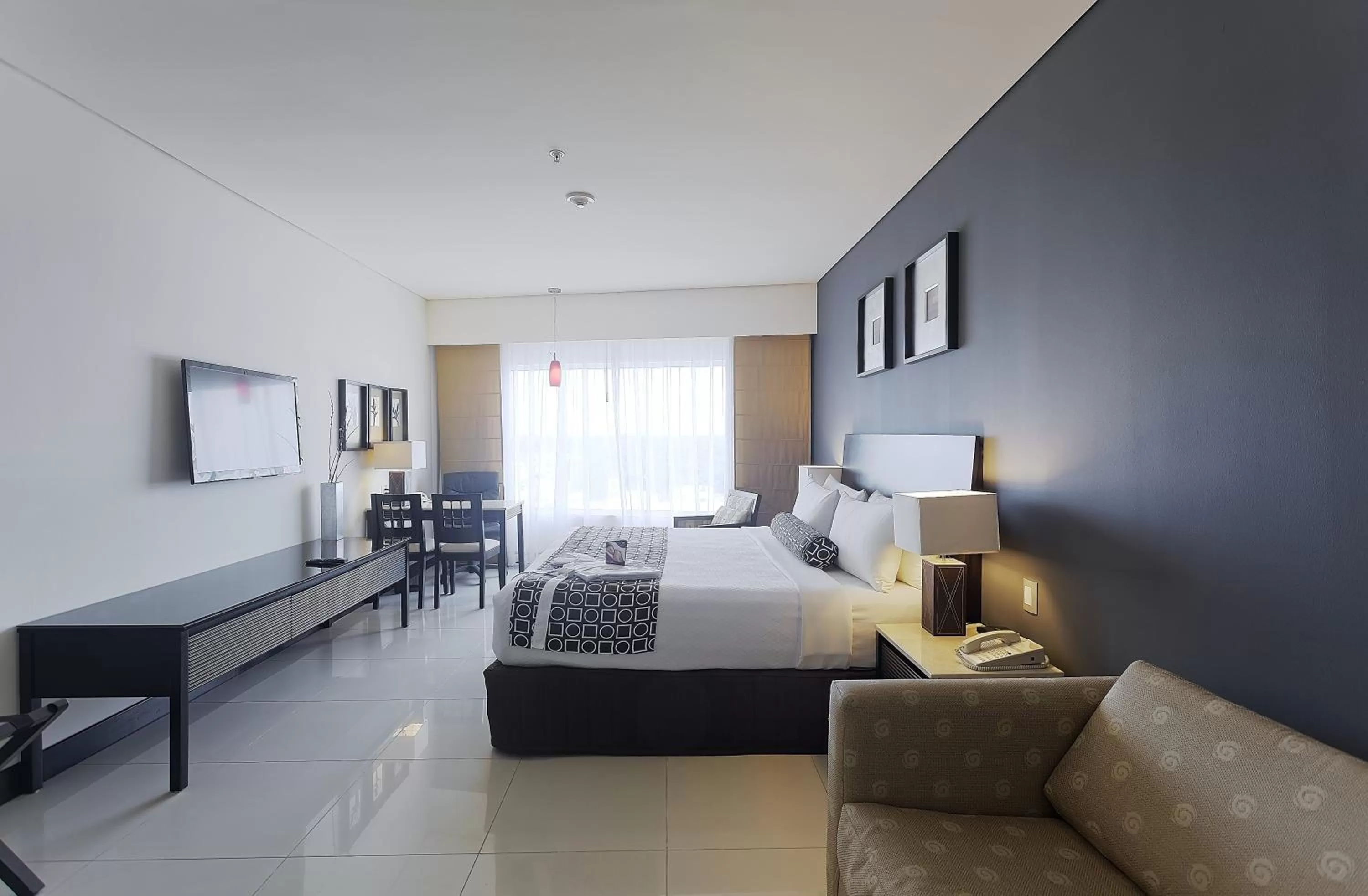 Photo of the whole room, Bed in Crowne Plaza Villahermosa by IHG