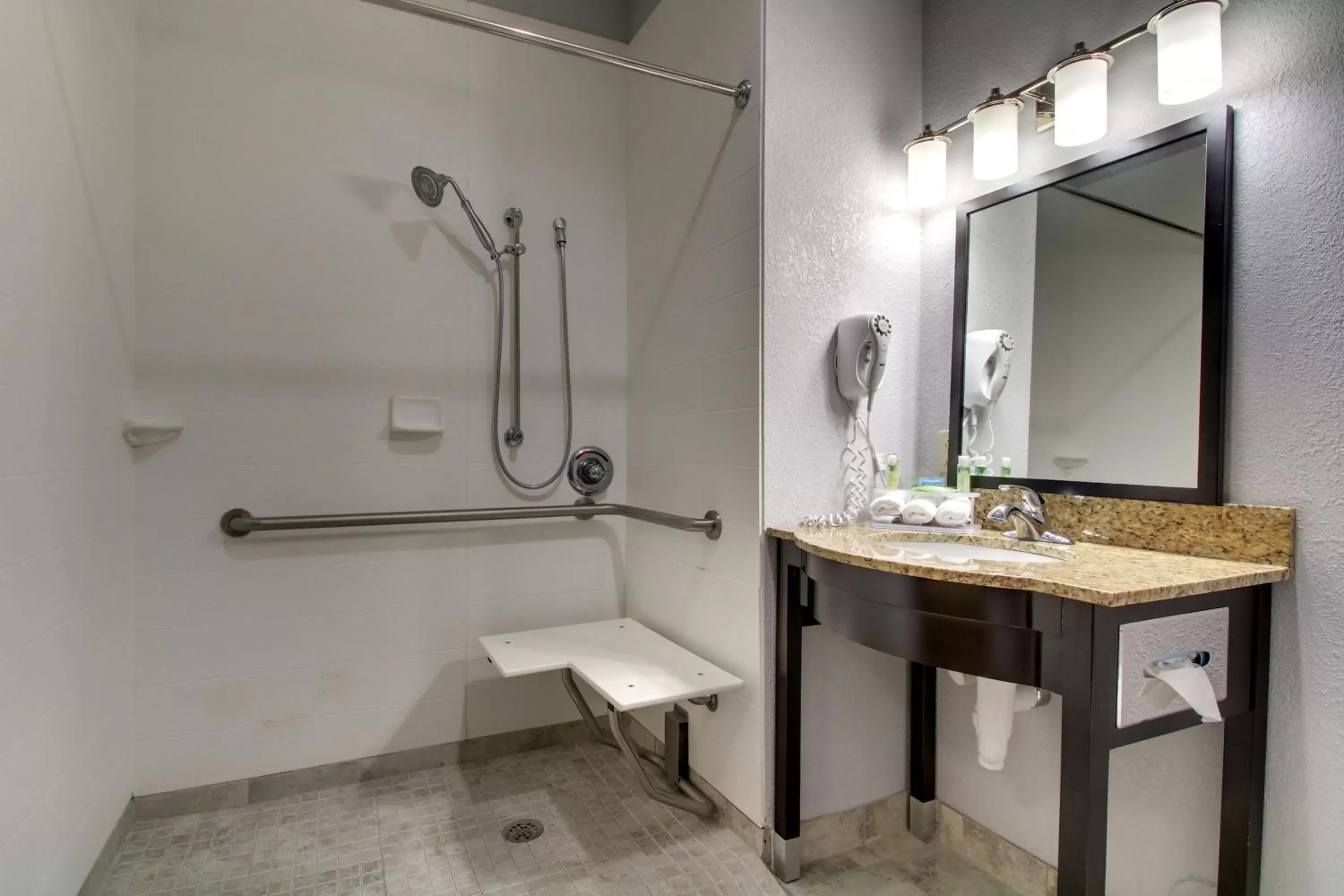 Photo of the whole room, Bathroom in Holiday Inn Express Natchez South West, an IHG Hotel