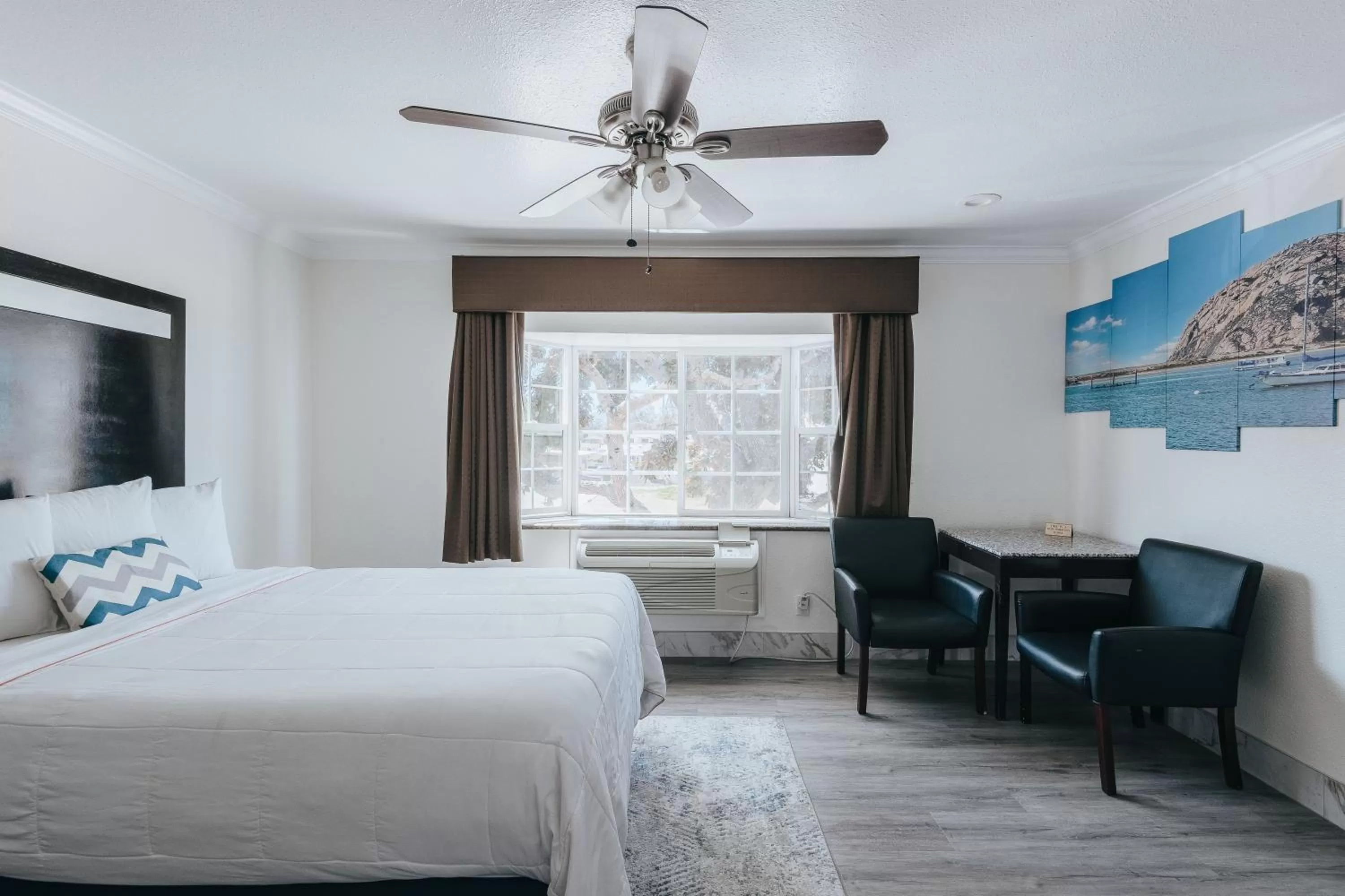 Photo of the whole room, Bed in Sea Air Inn & Suites - Downtown - Restaurant Row