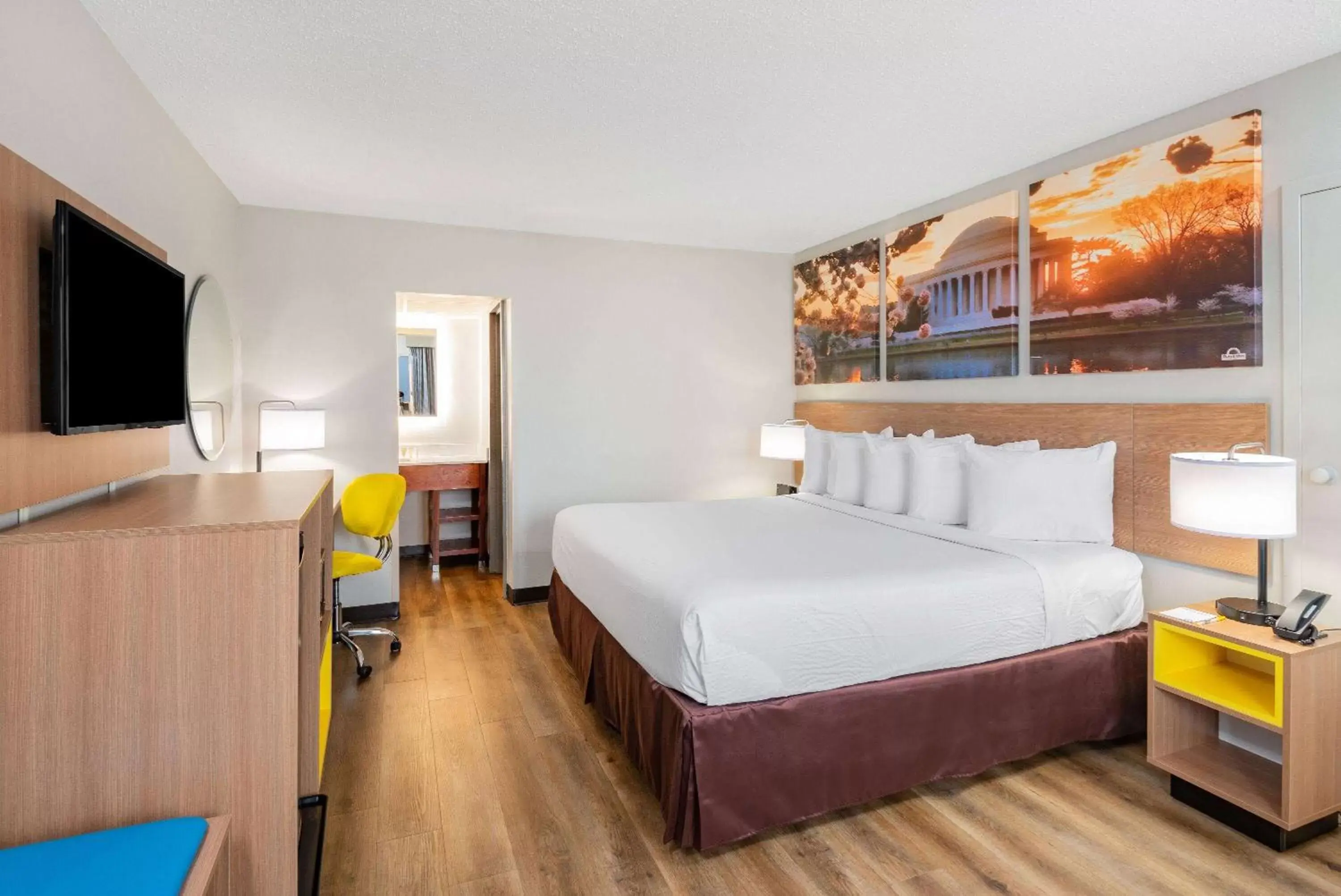 Photo of the whole room, Bed in Days Inn by Wyndham Charlottesville/University Area Photo of the whole room, Bed in Days Inn by Wyndham Charlottesville/University Area