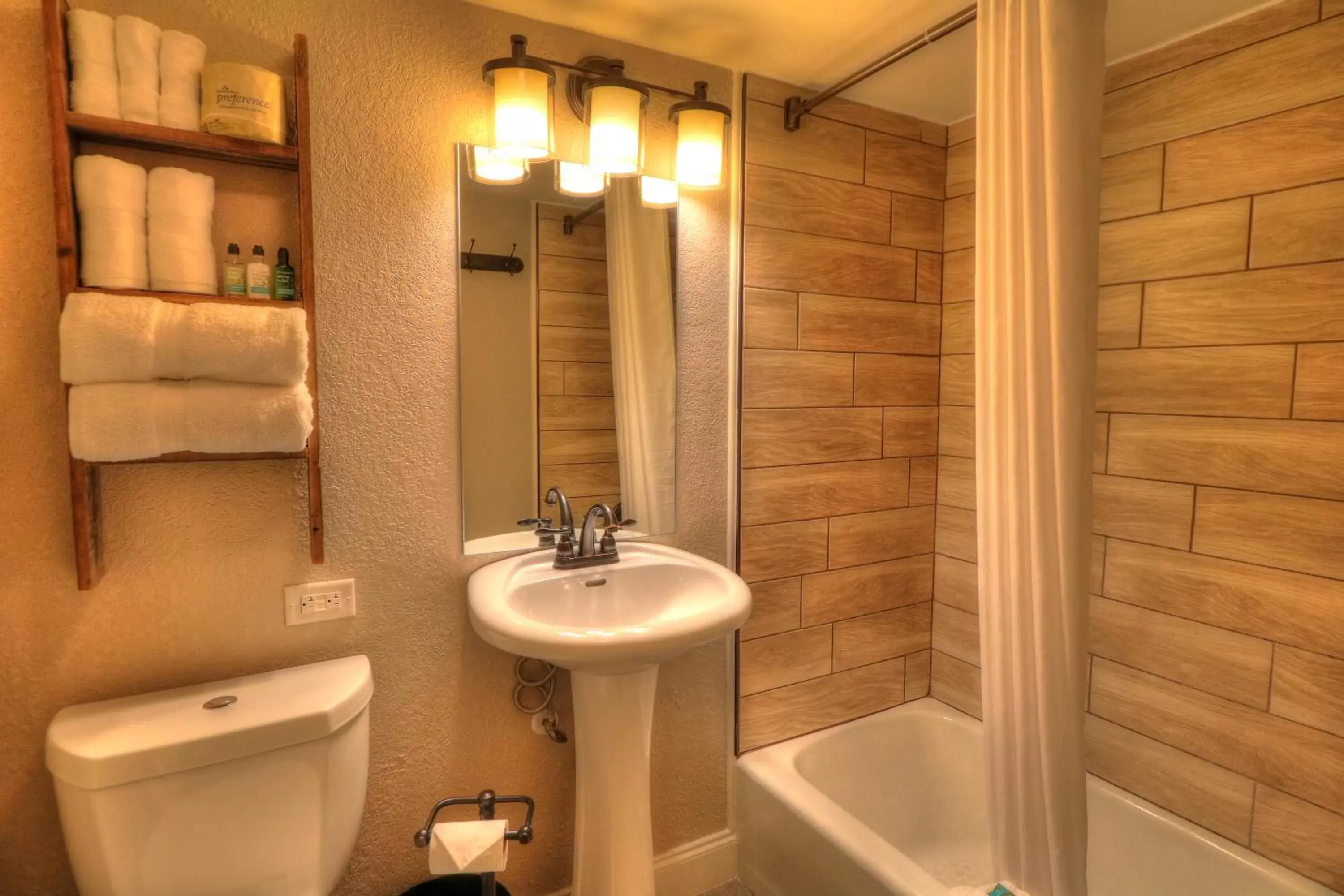 Toilet, Bathroom in River Edge Inn