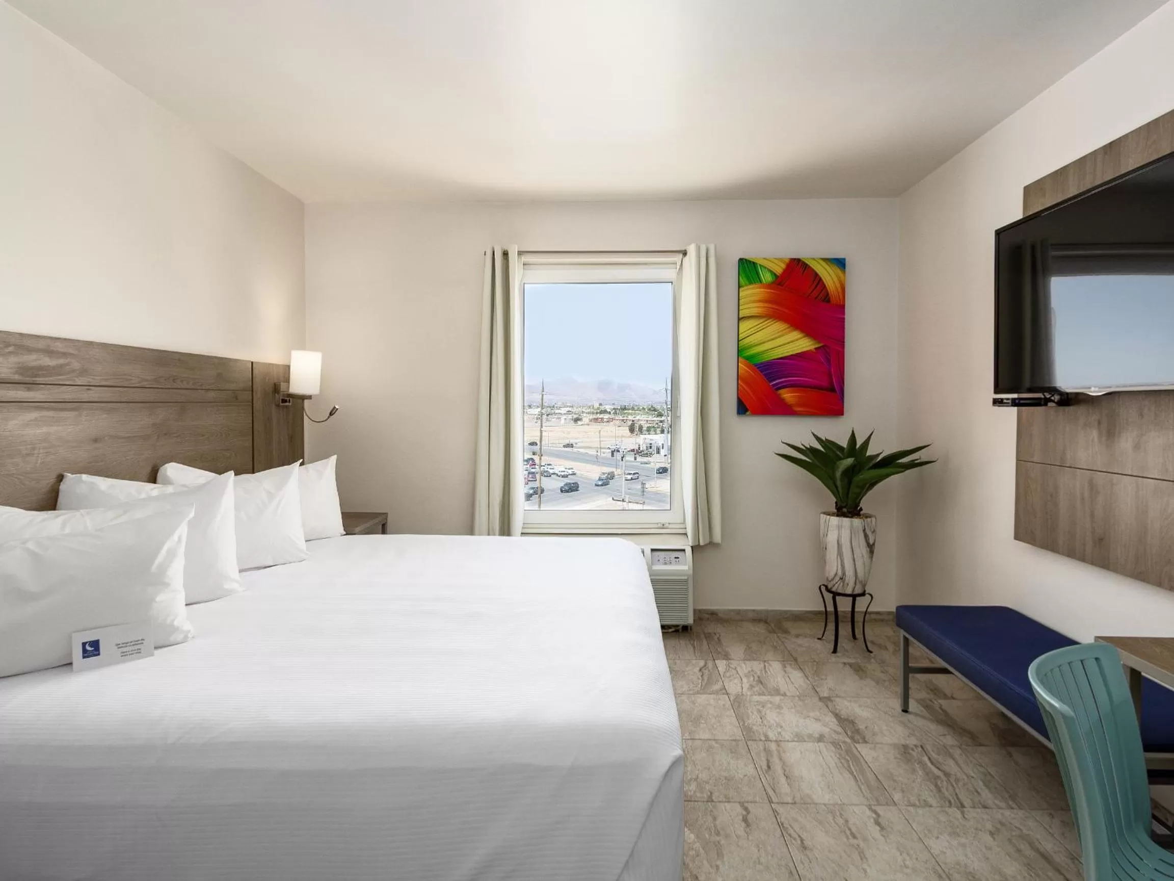 Hotel Mesaluna Near American Consulate