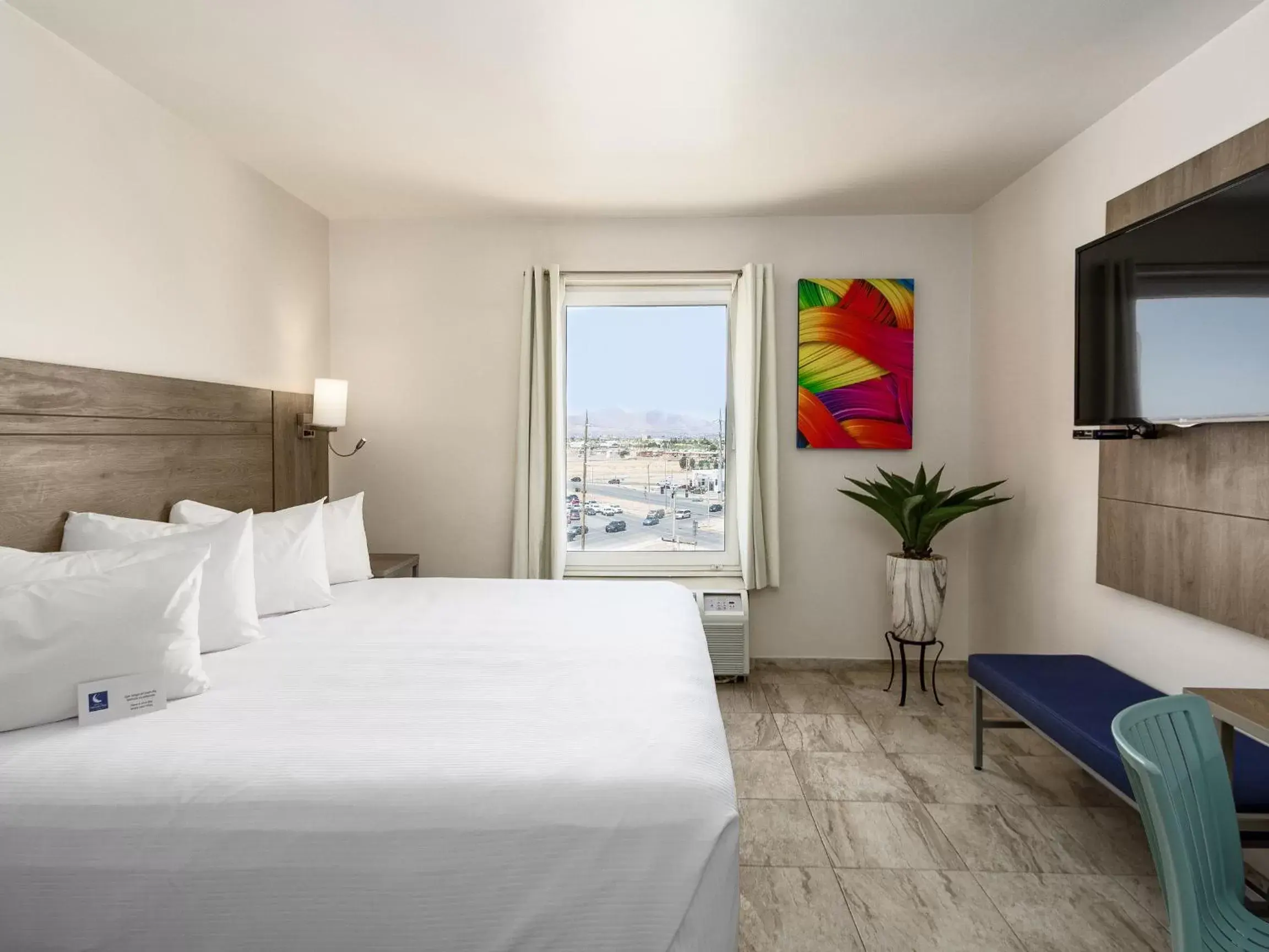 Photo of the whole room, Bed in Hotel Mesaluna Near American Consulate Photo of the whole room, Bed in Hotel Mesaluna Near American Consulate