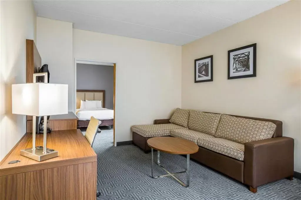 Living room, Seating Area in Quality Suites Hotel - Lansing