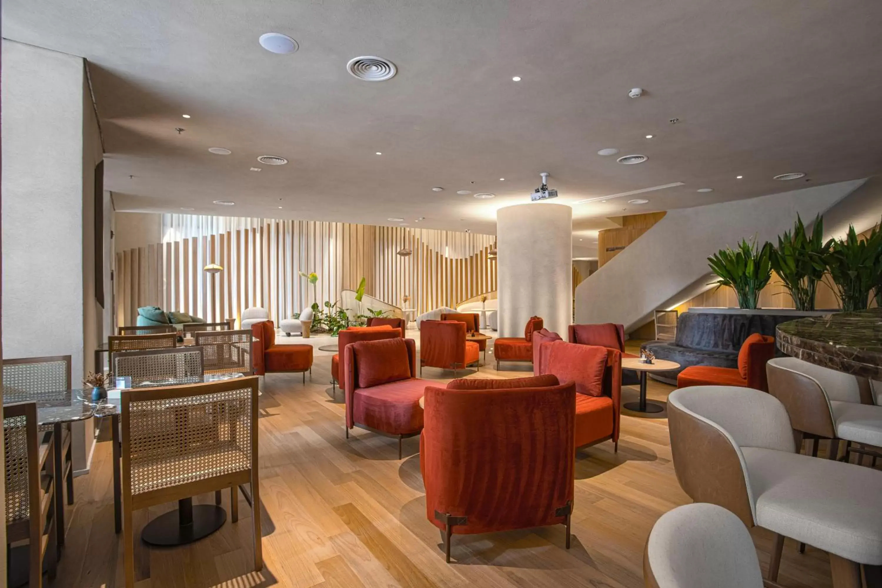 Lounge or bar, Lounge/Bar in QOYA Hotel Curitiba, Curio Collection by Hilton