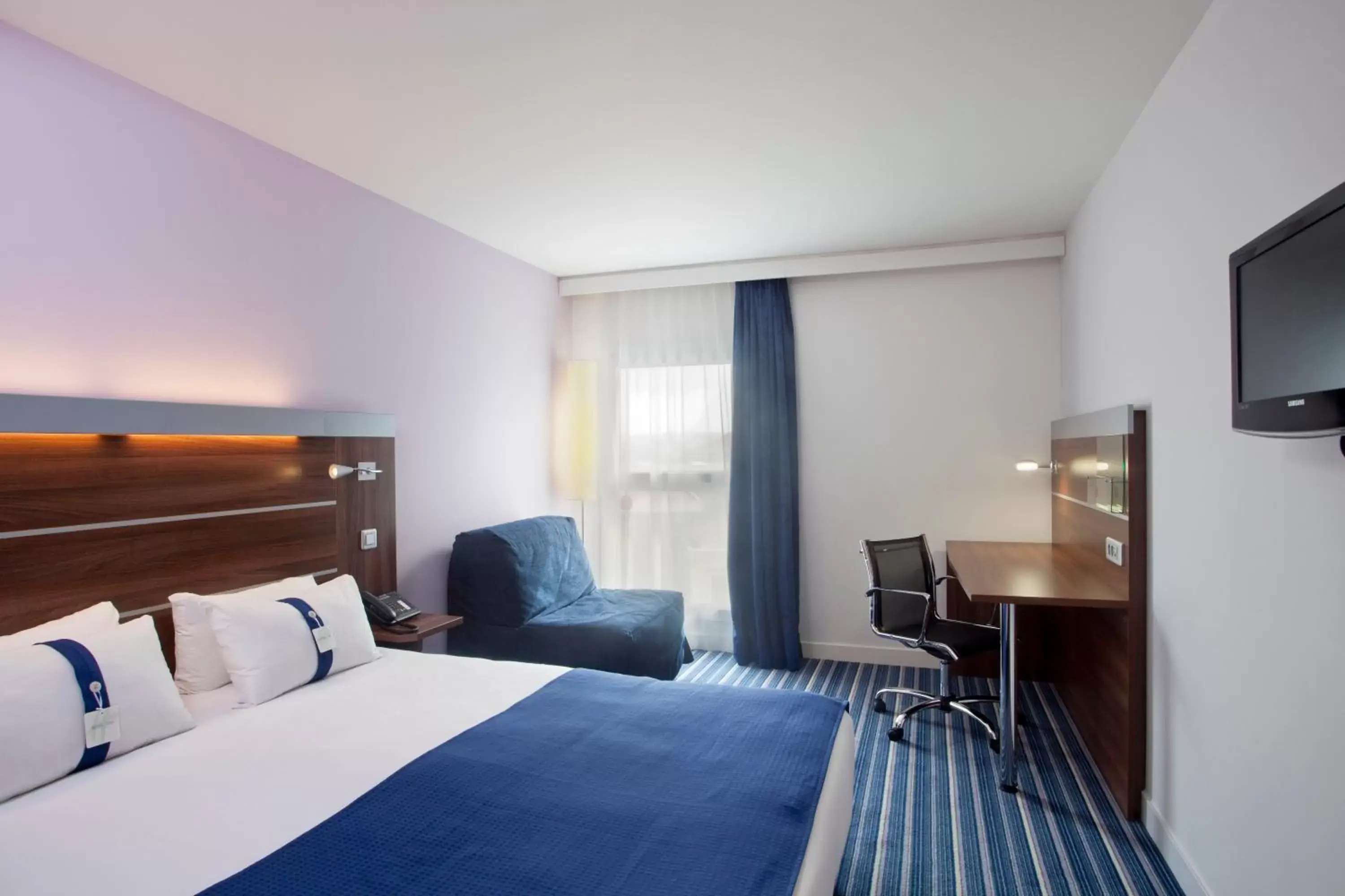 Photo of the whole room, Bed in Holiday Inn Express Marseille Saint Charles, an IHG Hotel