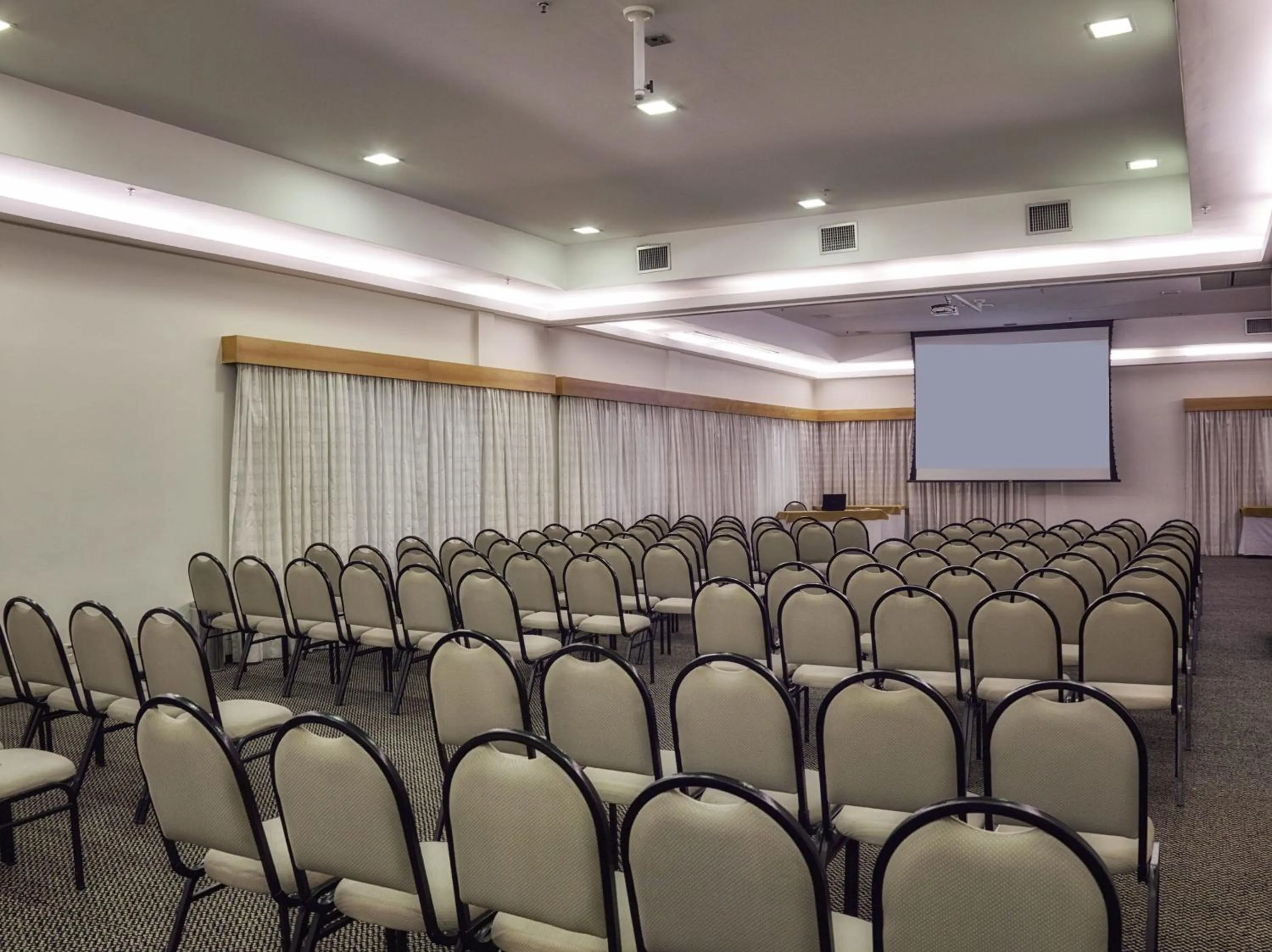 Business facilities in Sol Alphaville Hotel & Residence