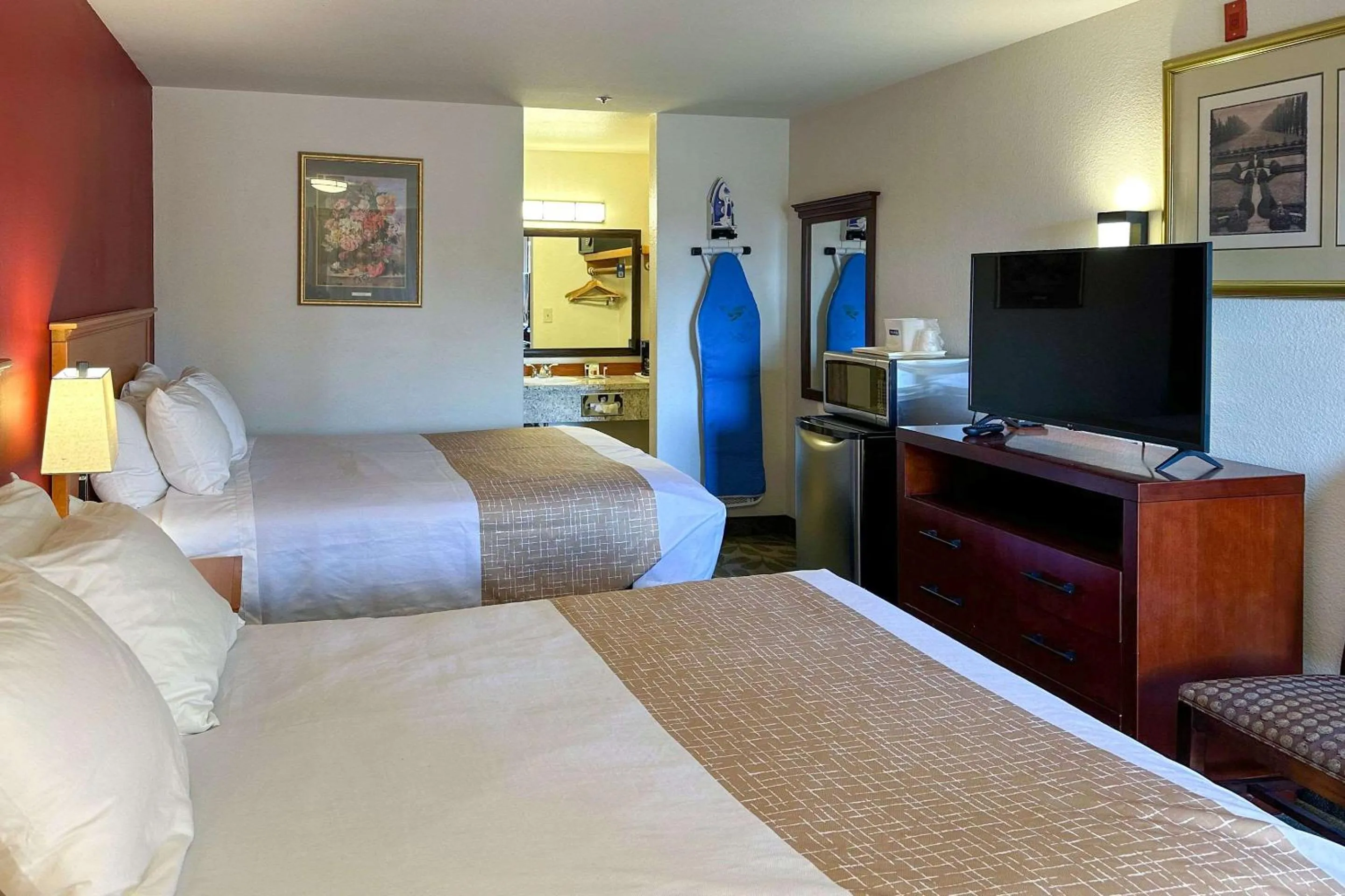 Bedroom, Bed in Econo Lodge Edmonds North Seattle