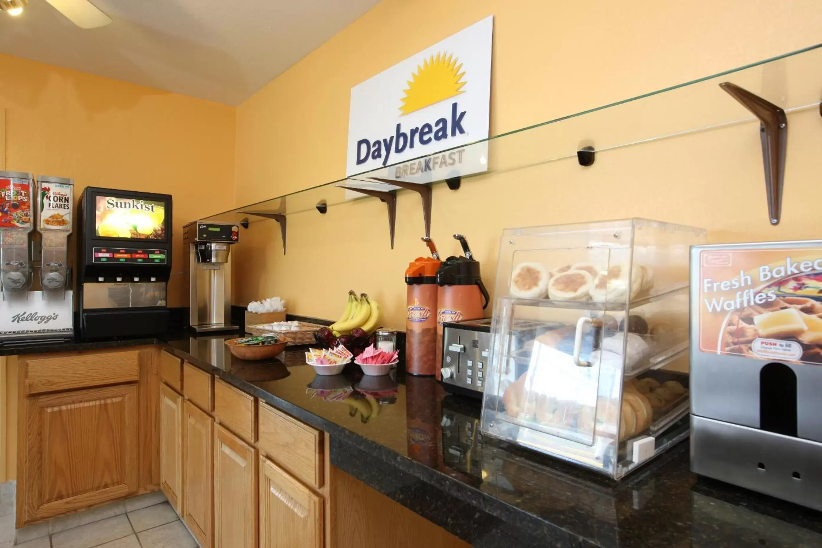 Restaurant/places to eat in Days Inn by Wyndham Queensbury/Lake George