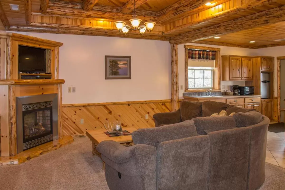 Living room, Seating Area in Sojourner's Lodge & Log Cabin Suites