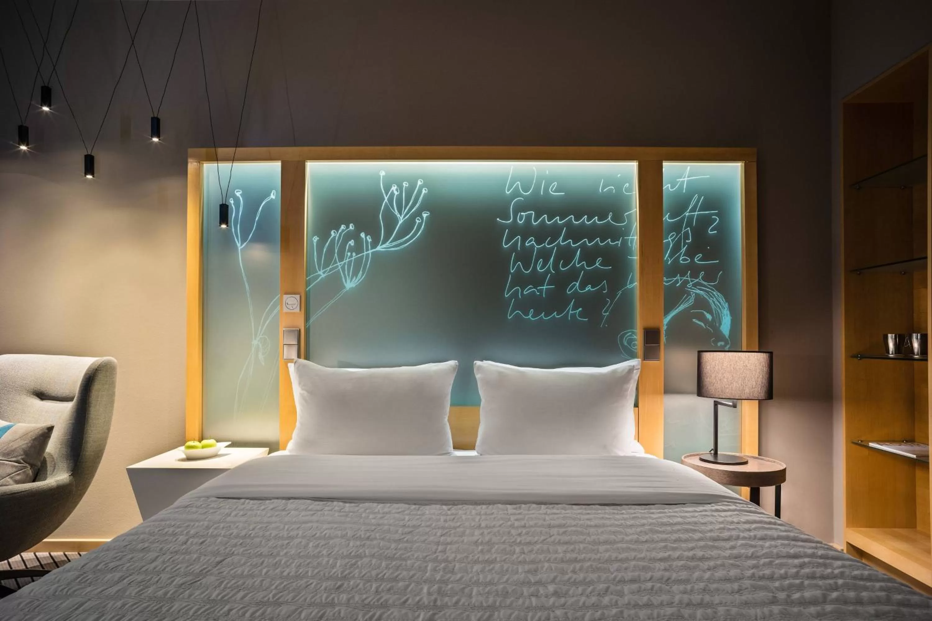 Photo of the whole room, Bed in Le Méridien Hamburg