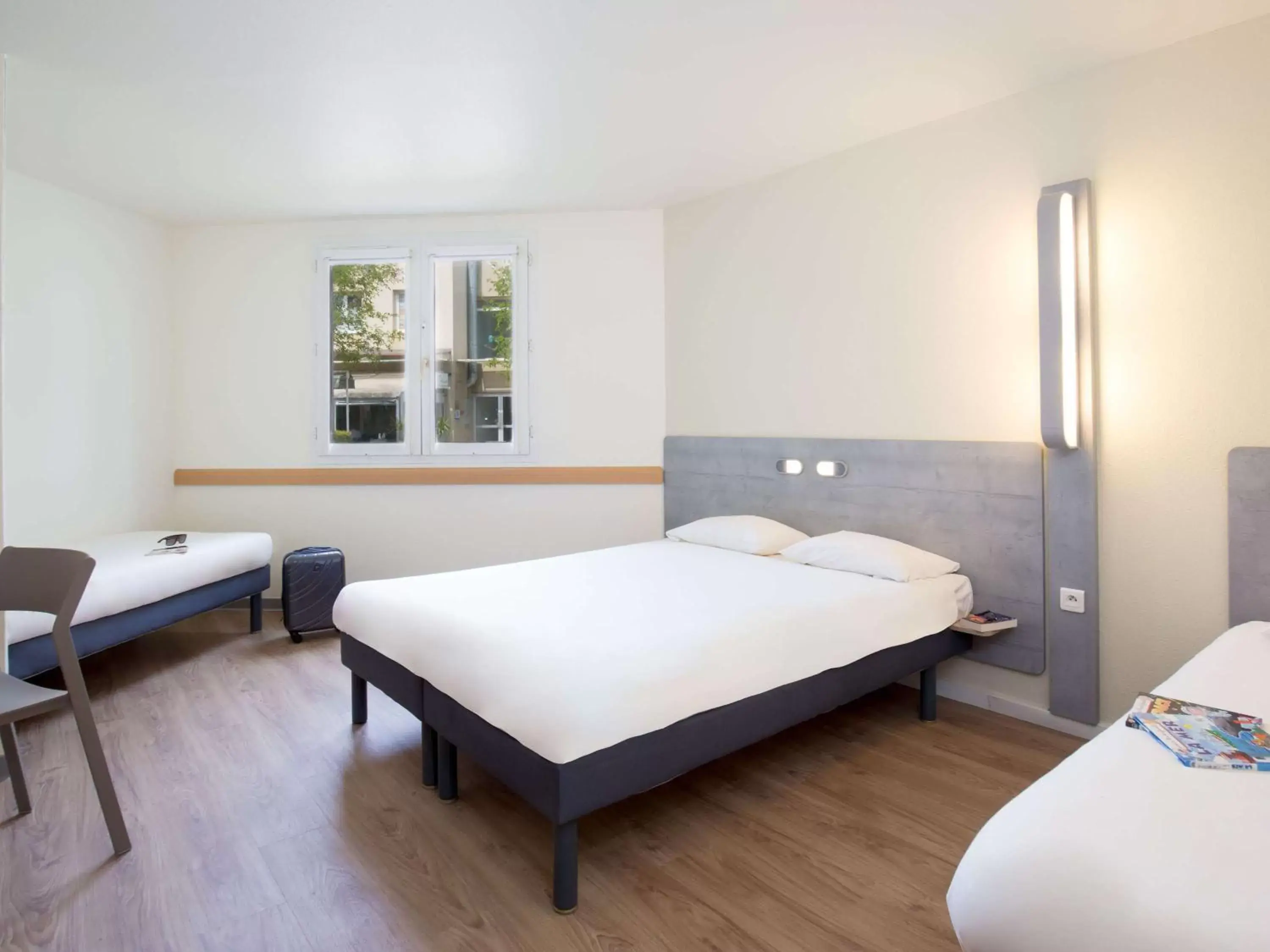 Bedroom, Bed in ibis budget Aubagne Paluds Agora