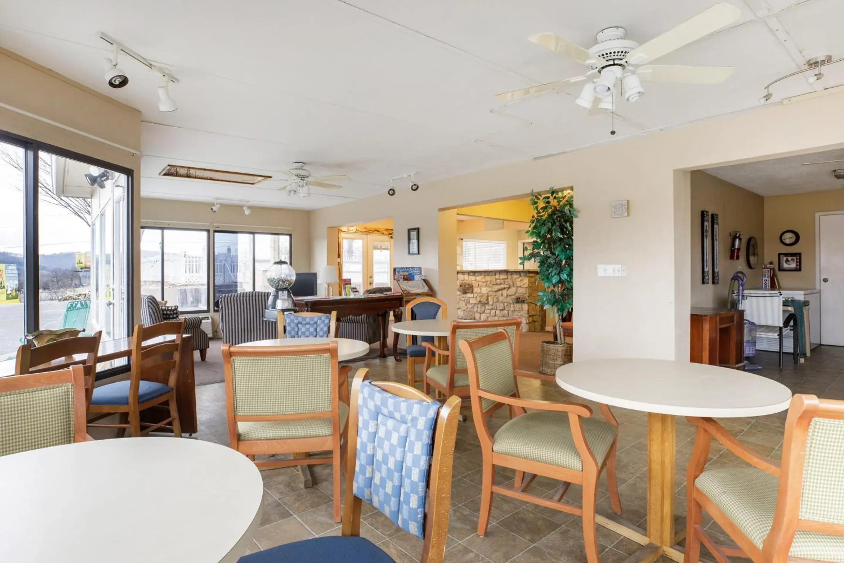 Lobby or reception, Lounge/Bar in OYO Hotel Branson MO-165