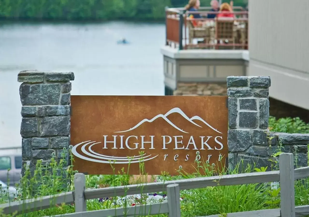 Facade/entrance, Property Logo/Sign in High Peaks Resort