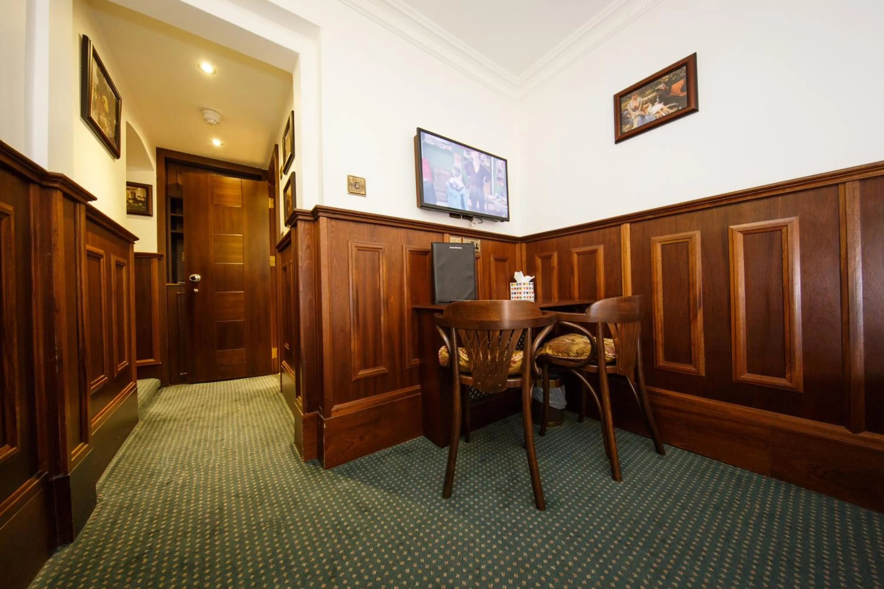 Photo of the whole room in Regency House Hotel