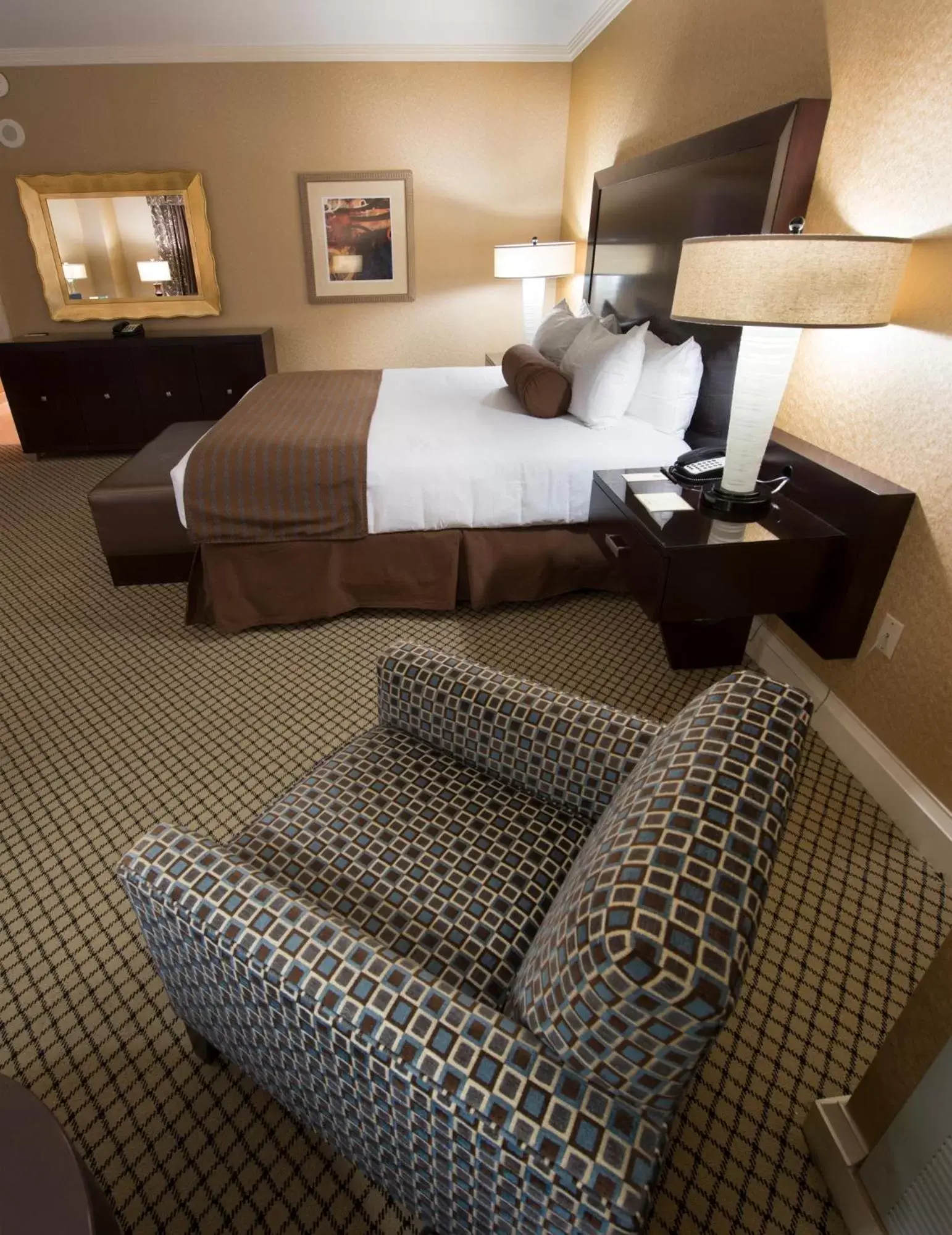 Seating area, Bed in Bally's Shreveport Casino & Hotel