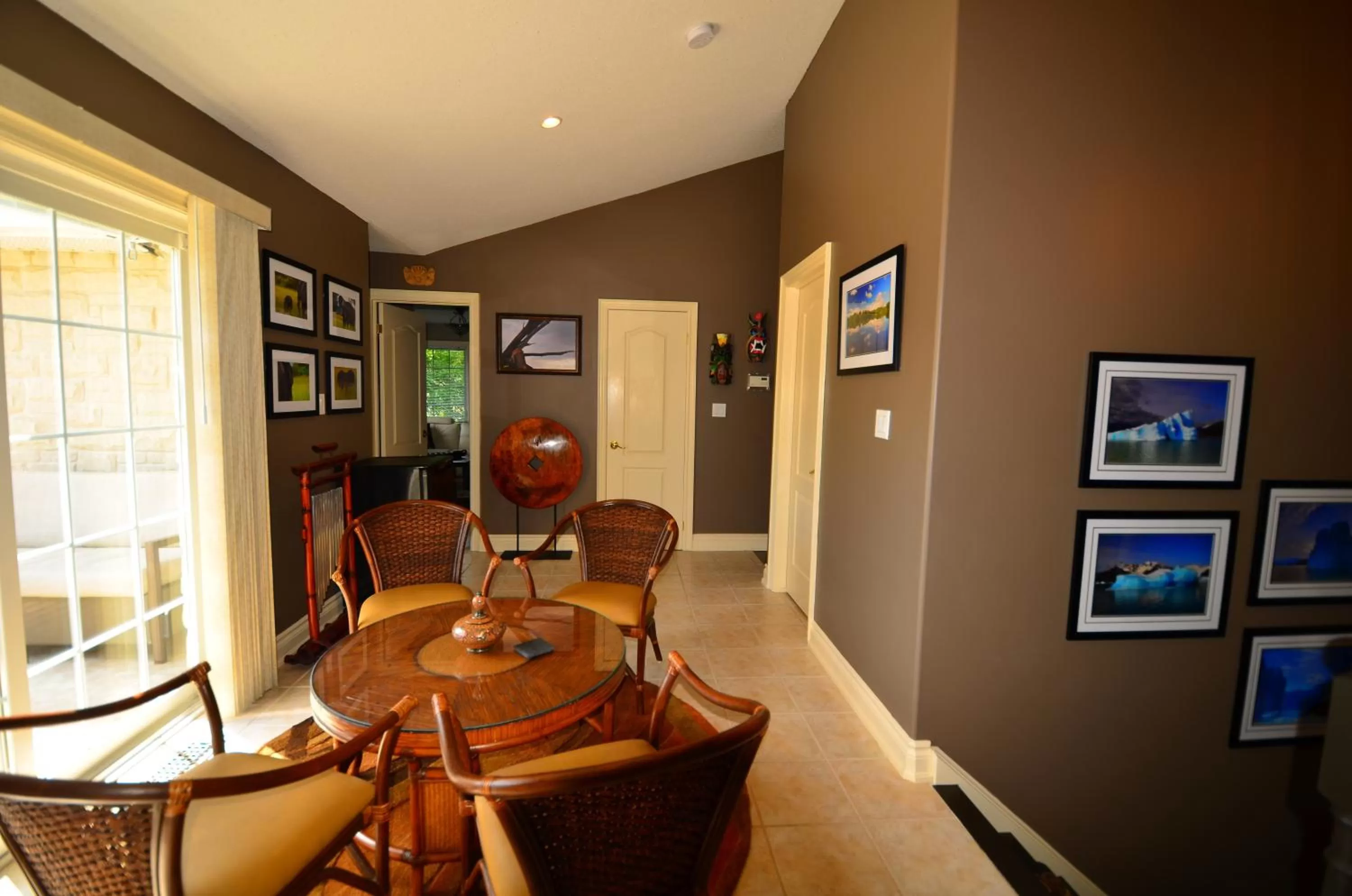 Communal kitchen, Seating Area in Explorer House Bed & Breakfast