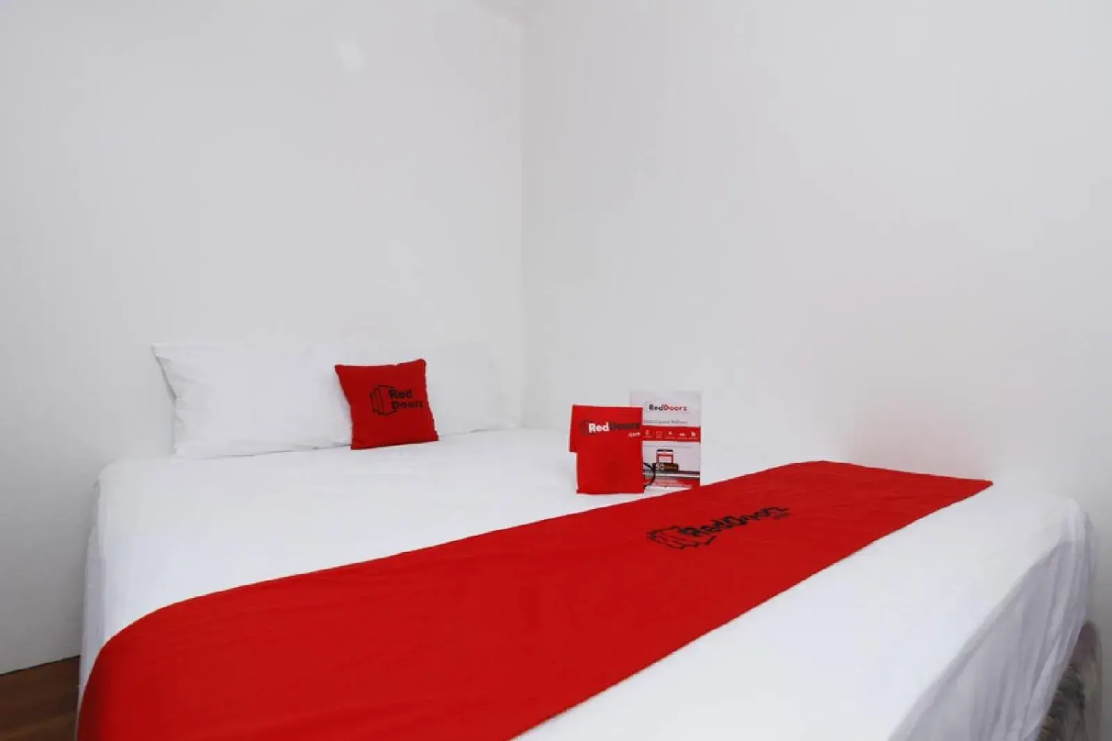 Bedroom, Bed in RedDoorz Plus near Plaza Indonesia Bedroom, Bed in RedDoorz Plus near Plaza Indonesia