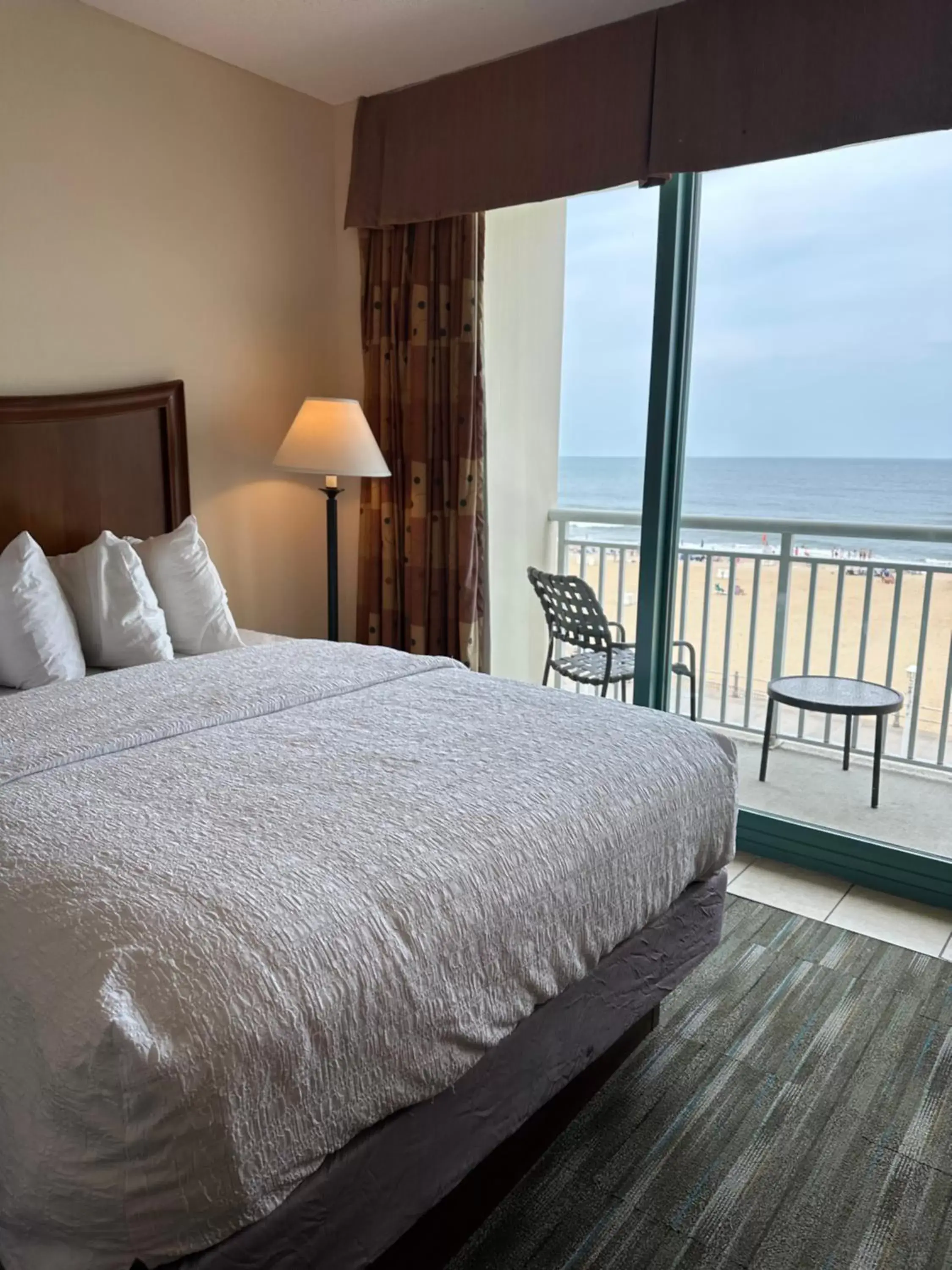 Bed in Hampton Inn Virginia Beach-Oceanfront South