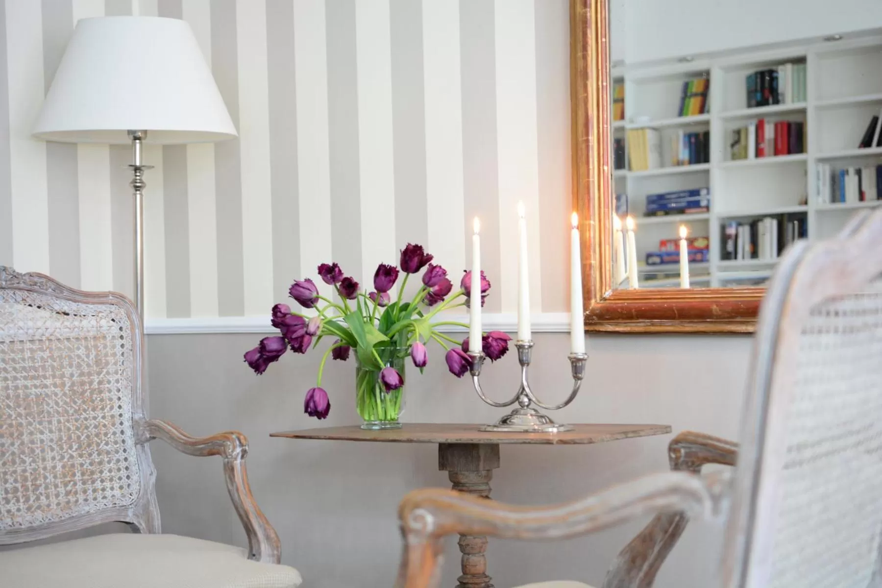 Library in Hotel No. 11