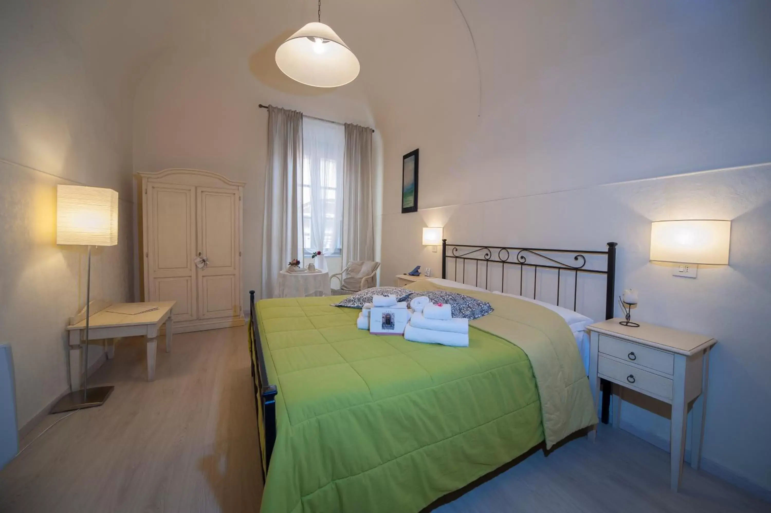 Photo of the whole room, Bed in Albergo Etruria