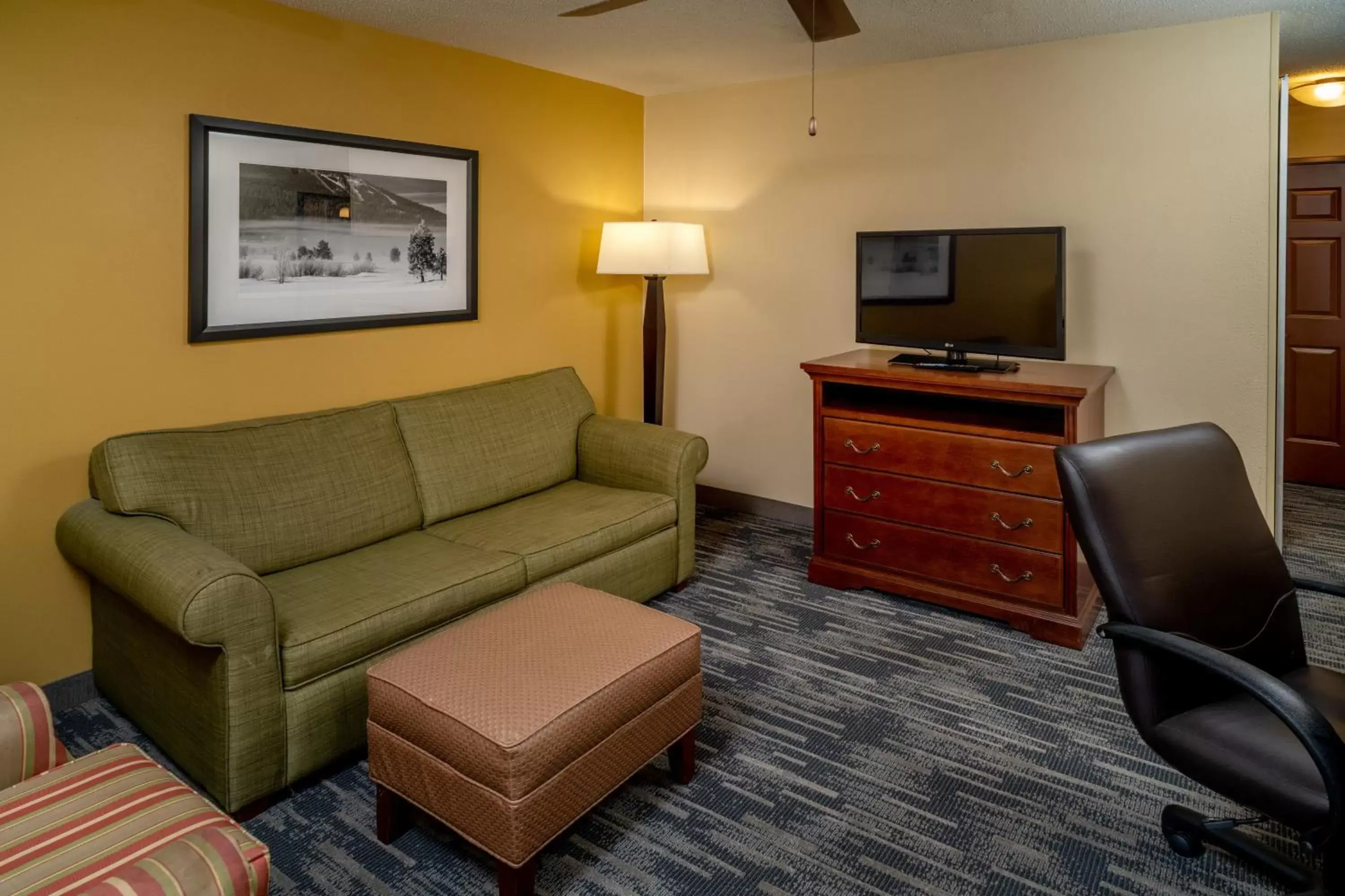 Bedroom, Seating Area in Country Inn & Suites by Radisson, Charleston South, WV