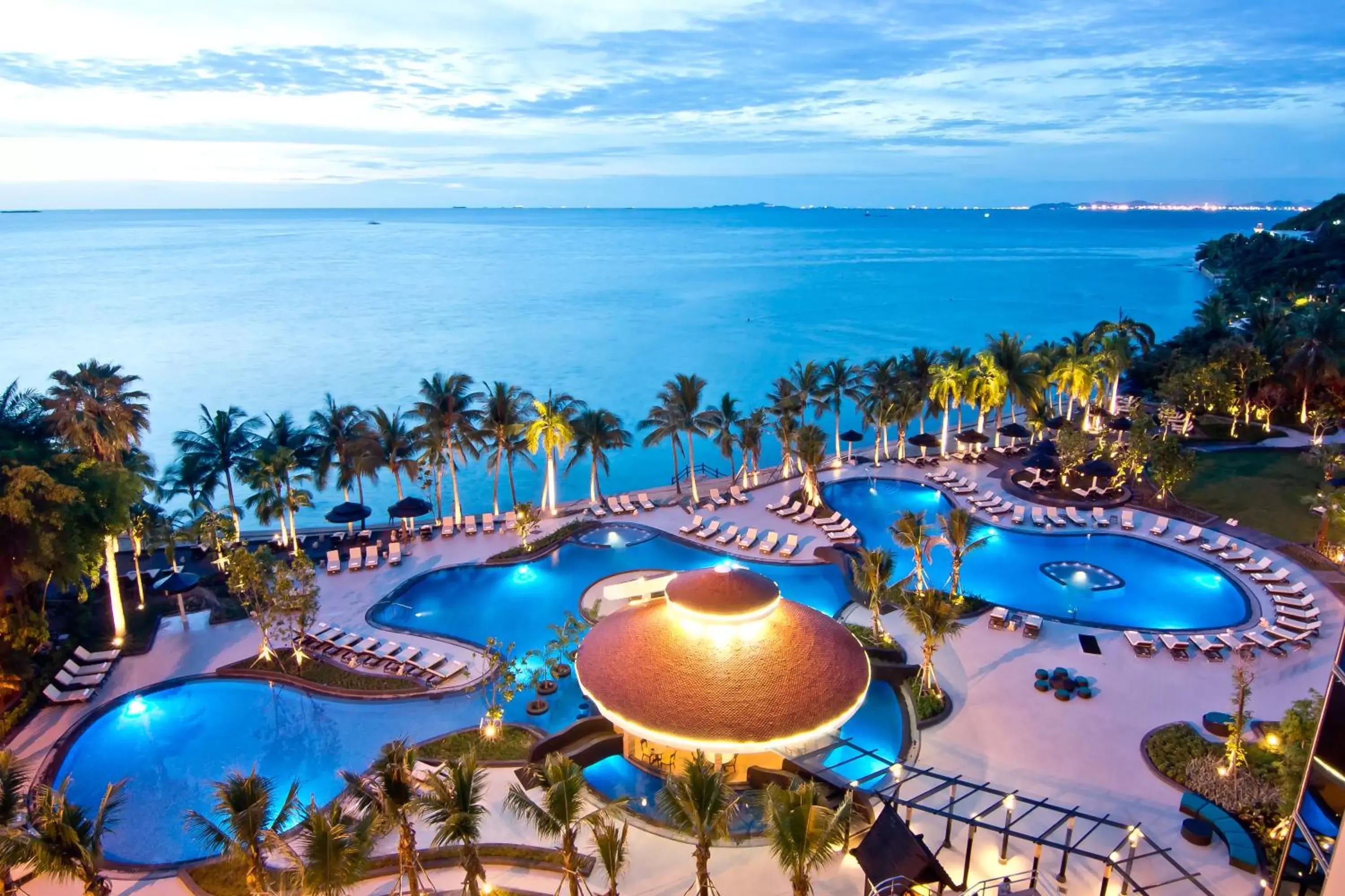 Swimming pool, Pool View in Royal Wing Suites & Spa Pattaya