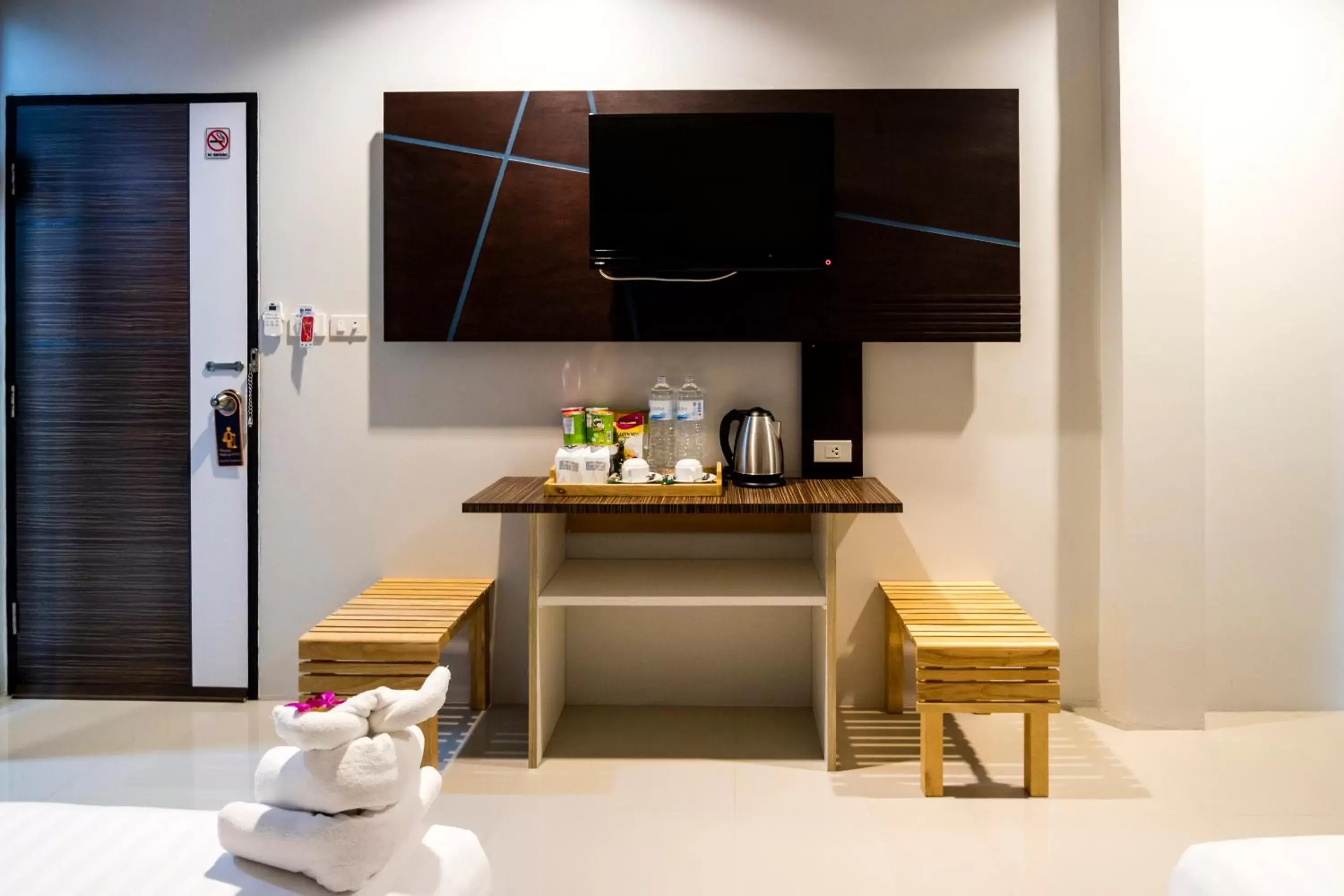 Coffee/tea facilities, TV/Entertainment Center in S2 Residence