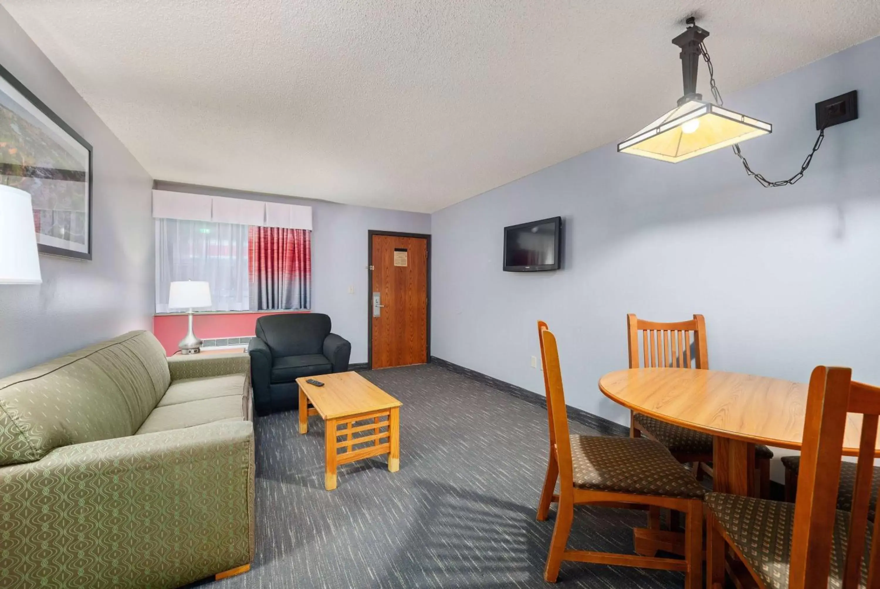 Photo of the whole room, Seating Area in Ramada by Wyndham Sioux Falls Airport - Waterpark Resort & Event Center