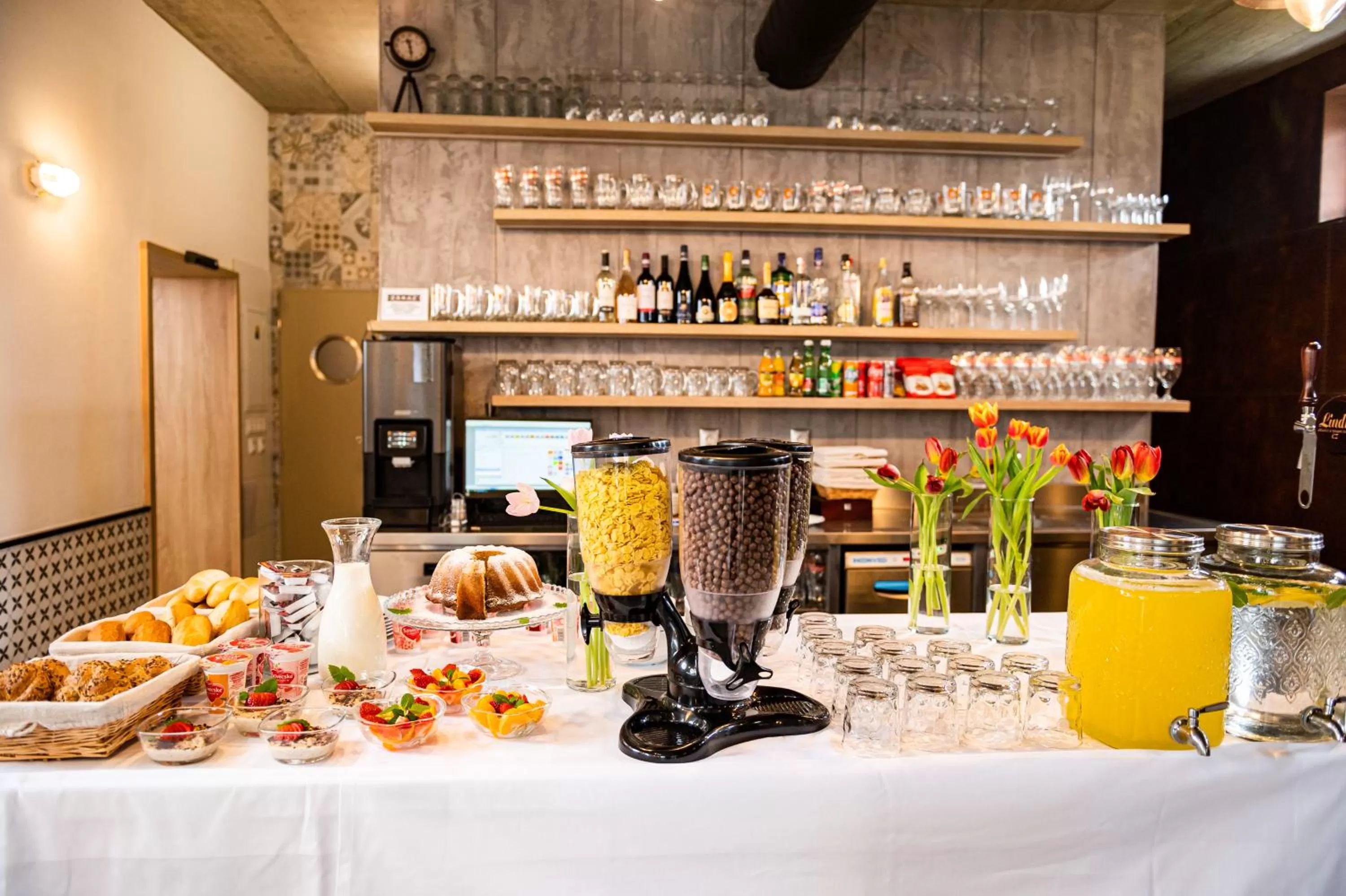 Restaurant/places to eat in City Hotel B&B, reception 24 7, 800m od-from R1, free parking