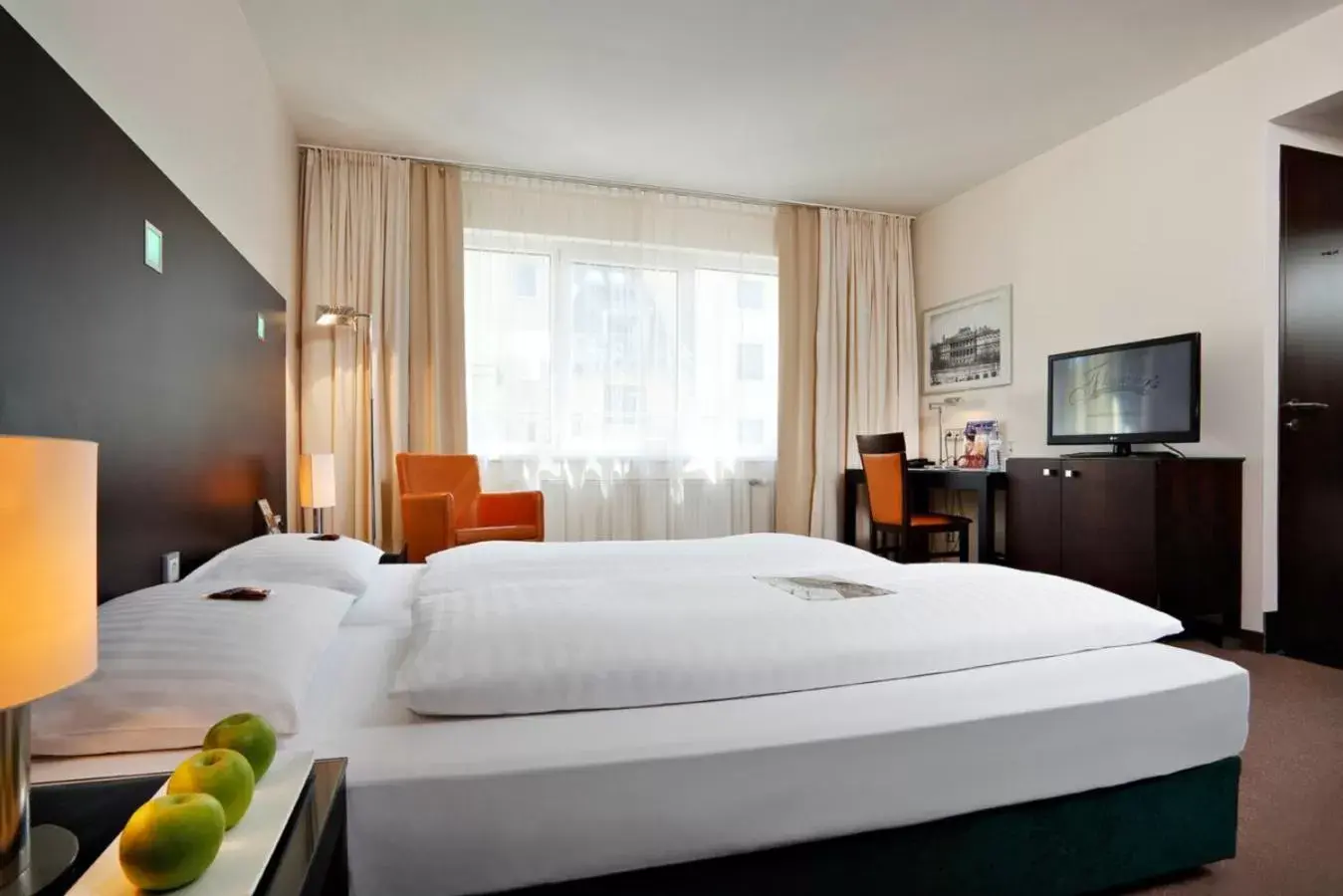 Photo of the whole room, Bed in Flemings Hotel München-City