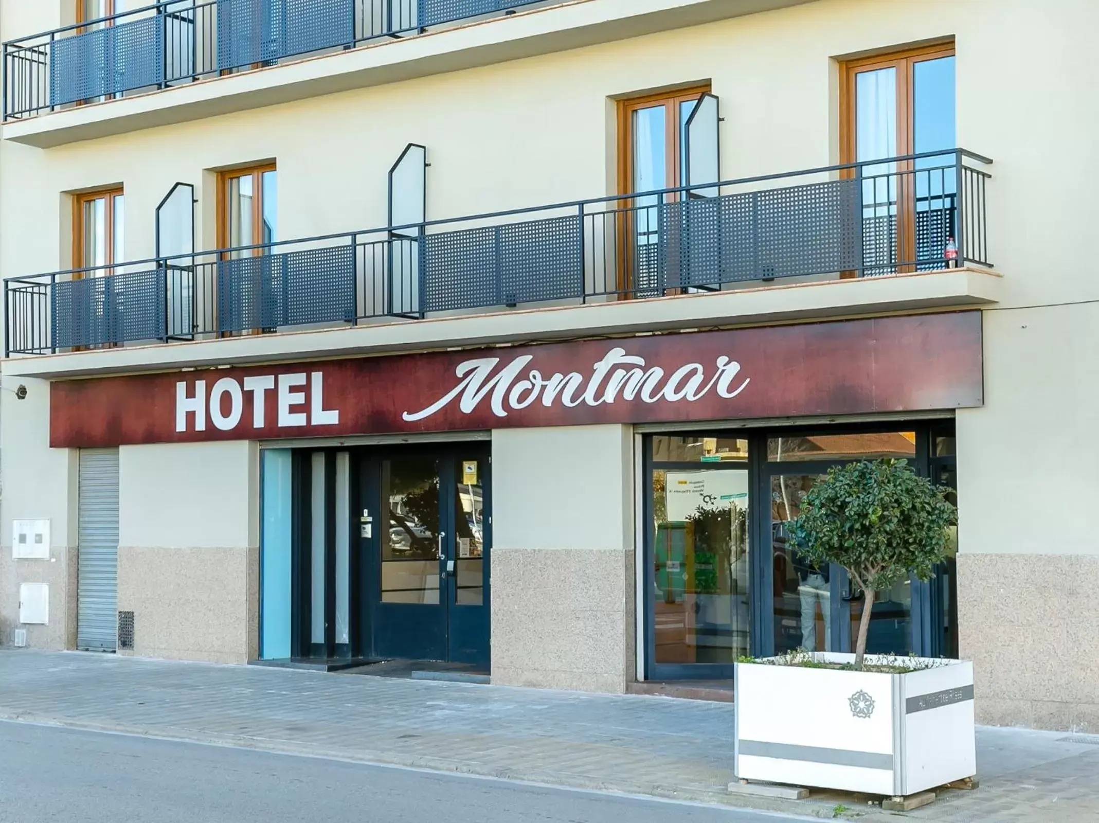 Facade/entrance in Hotel Montmar