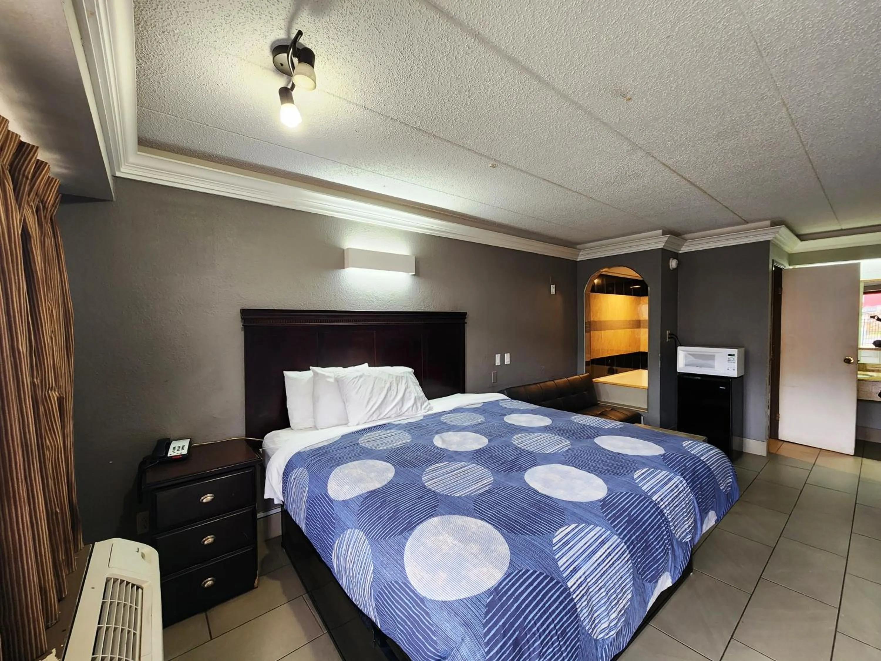 Bed in Americas Best Value Inn and Suites Little Rock