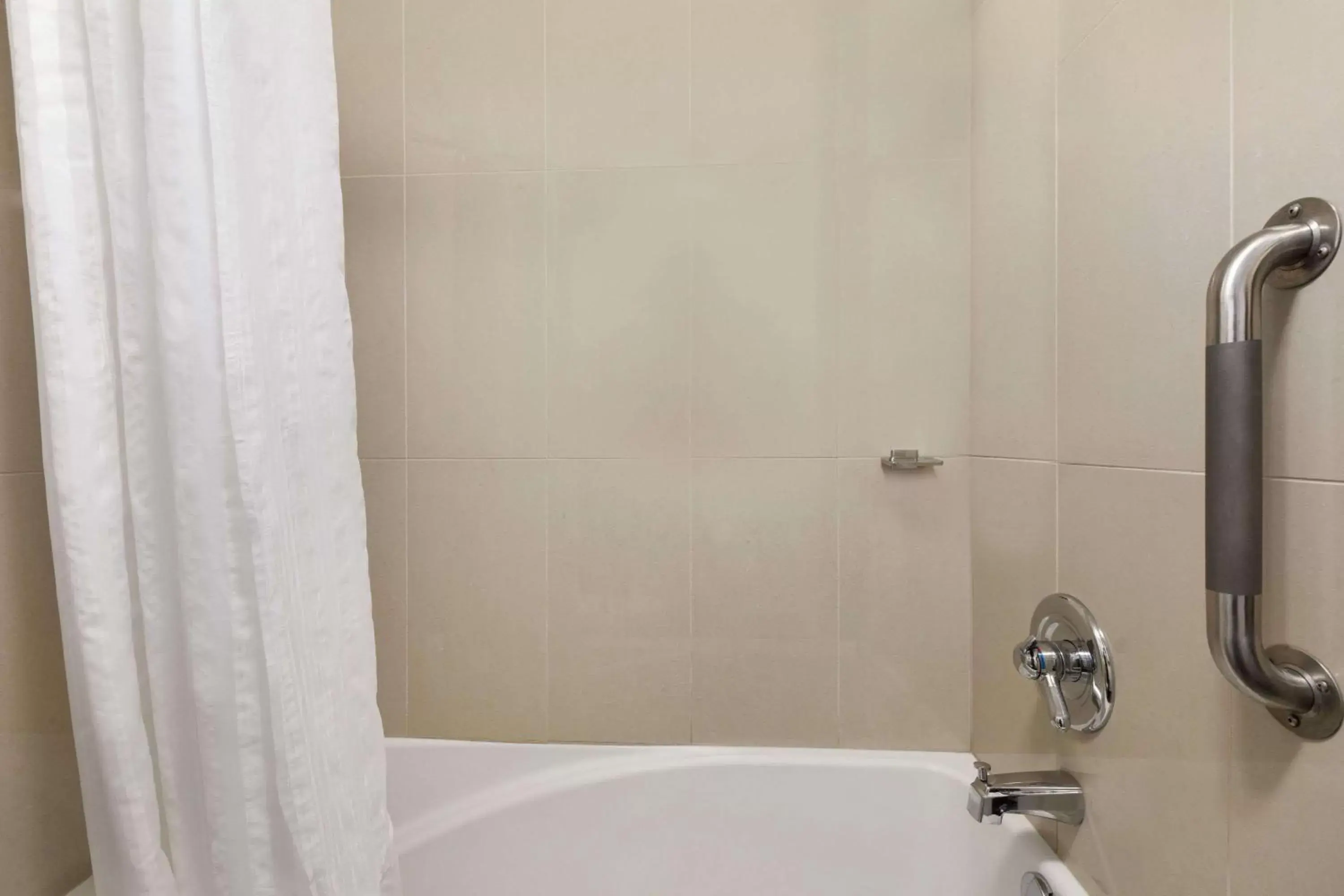 Photo of the whole room, Bathroom in Days Inn by Wyndham Montreal Airport Conference Centre